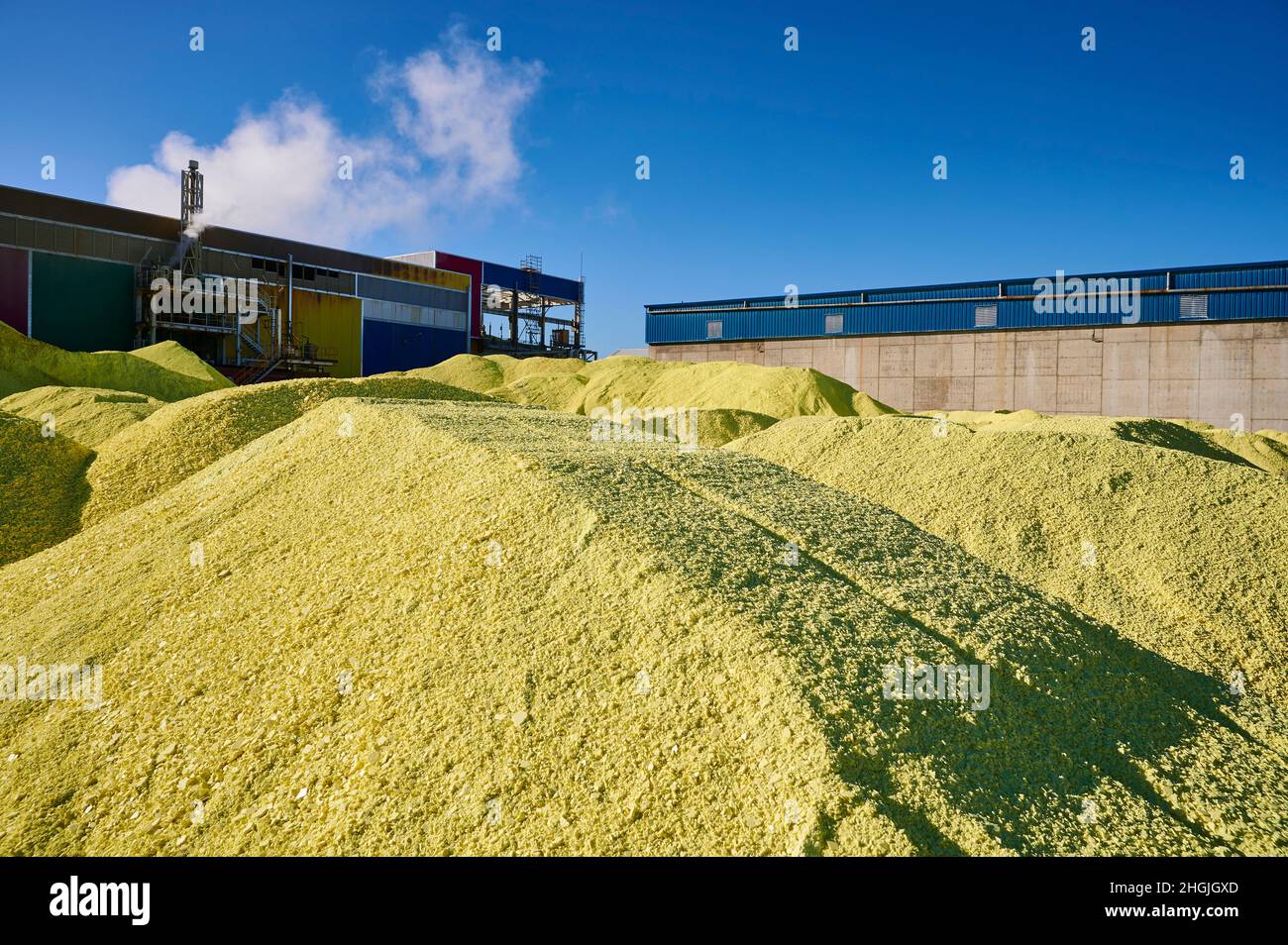 Pile jaune de soufre produite dans une installation industrielle Banque D'Images