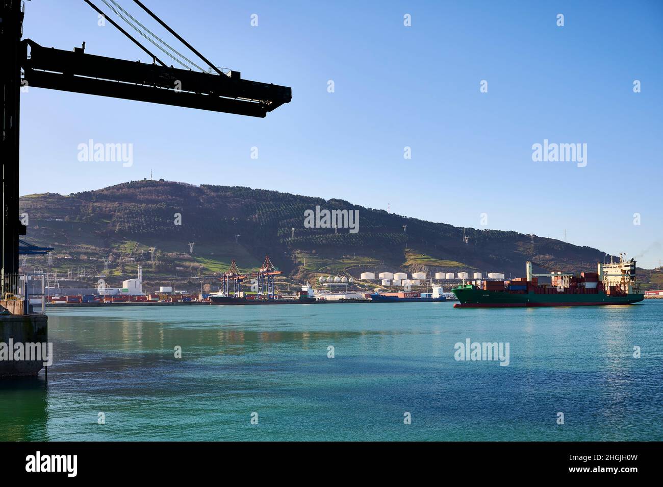 Navire-conteneur entrant dans le terminal Santurce du port de Bilbao, Santurce, Biscay, pays Basque, Euskadi,Espagne Banque D'Images