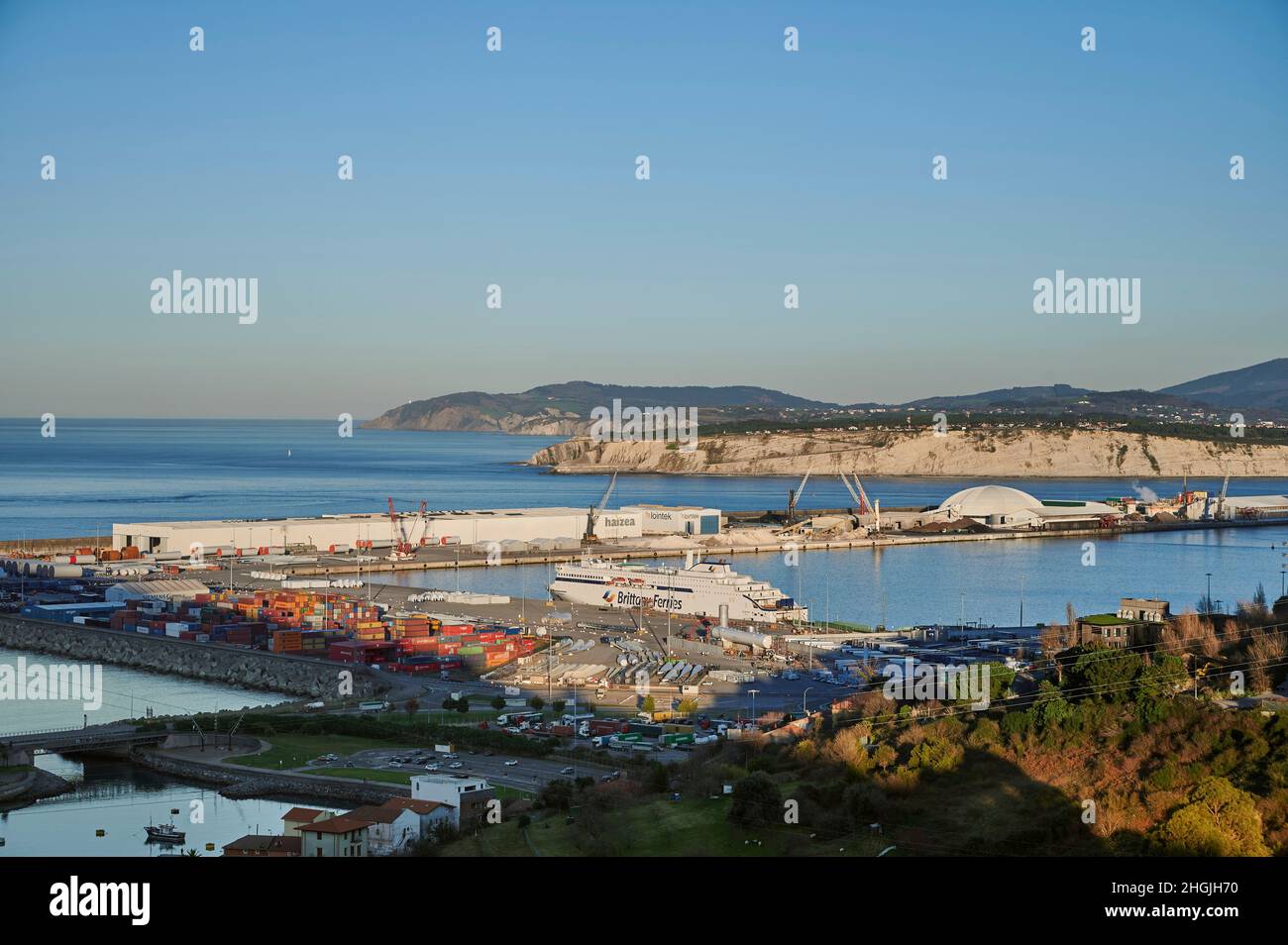Vue sur le port de Bilbao depuis Abanto et Zierbena avec le nouveau ferry de Salamanque de la compagnie Brittany Ferries à l'embarcadère, Zierbena, Biscay, Basque Banque D'Images
