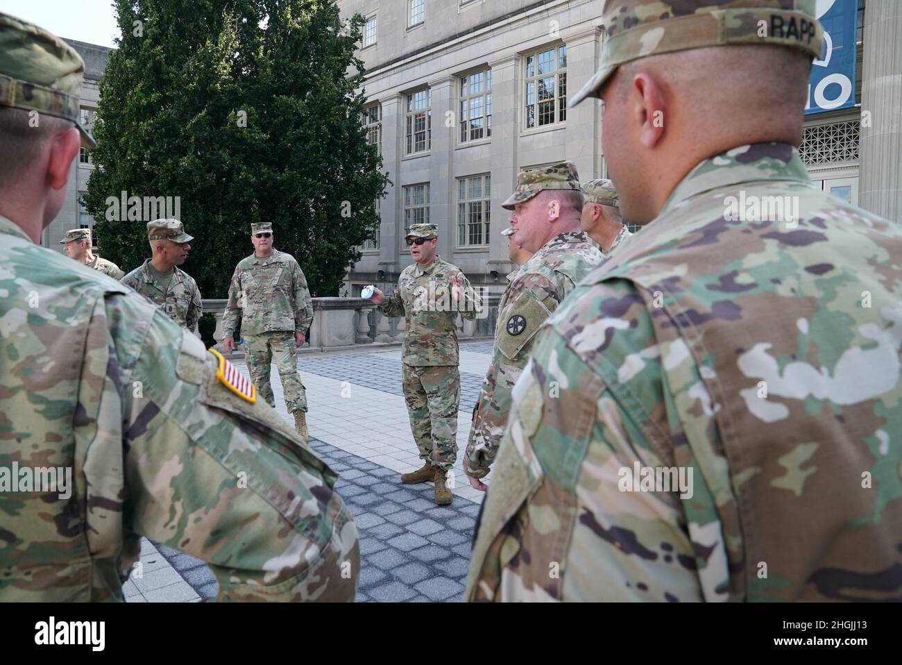 Bang. Le général Thomas E. Moore II (au centre), adjudant général adjoint de l'Armée de terre de l'Ohio, parle lors de la cérémonie d'appel au service du 204e détachement d'ingénieurs (équipe de gestion de la construction), le 20 août 2021, au parc Gênes à Columbus, Ohio. Le groupe soutiendra les opérations du Commandement central des États-Unis pendant un déploiement d'un an. Banque D'Images