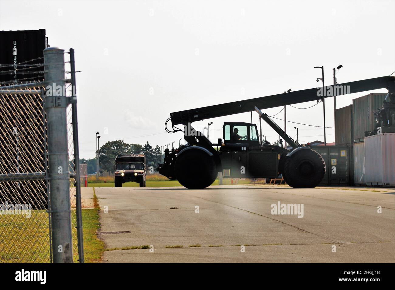 Un exploitant de la Section des mouvements de l’unité du Centre de préparation logistique de fort McCoy (CRL) exploite une Chargeuse à conteneurs pour terrains accidentés (RTCH) de l’Armée de terre d’une capacité de 50,000 livres le 20 août 2021, dans l’édifice de la division situé dans la zone de cantonnement de fort McCoy, Wisp. Le mouvement CARGO a appuyé l'exercice 78-21-04 de la 78e Division d'entraînement sur le soutien au combat. Un conteneur de manutention pour terrain accidenté est un modèle militarisé de conception commerciale. Il succède à la Caterpillar RTCH, qui est entrée en service auprès de l'armée américaine en 1981. Cette machine fonctionne sur des terrains accidentés Banque D'Images