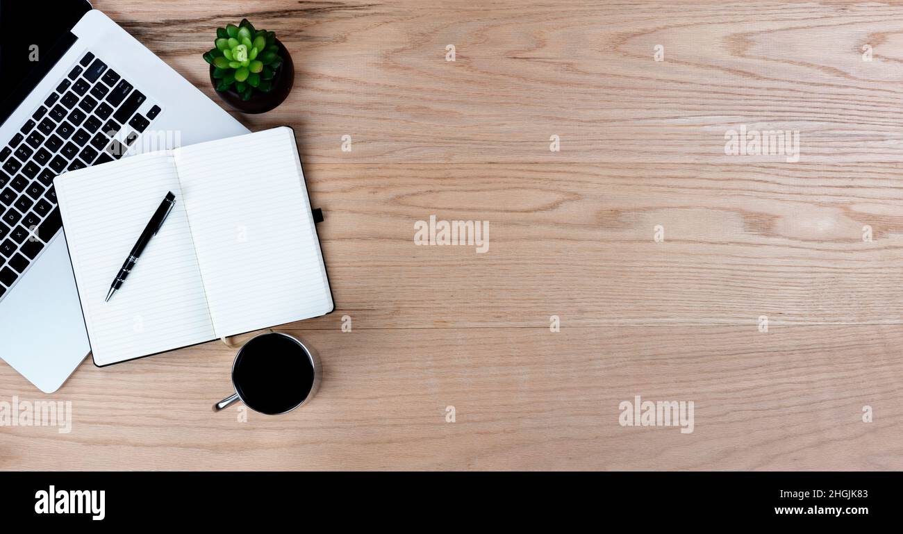Bureau en chêne, table avec ordinateur portable, tasse de café et fournitures de travail de base.Vue de dessus avec copie au format de mise à plat. Banque D'Images