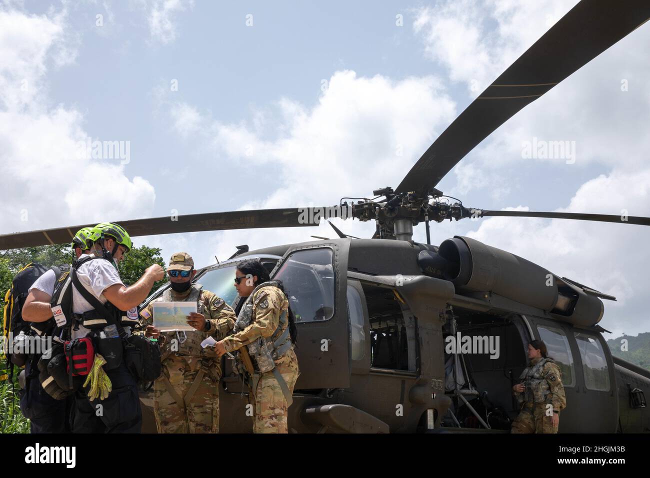 Les citoyens-soldats de l'aviation de la Garde nationale de l'armée de Porto Rico fournissent un soutien en hélicoptère et le transport à l'équipe d'intervention en cas de catastrophe (DART) de l'Agence américaine pour le développement international Banque D'Images