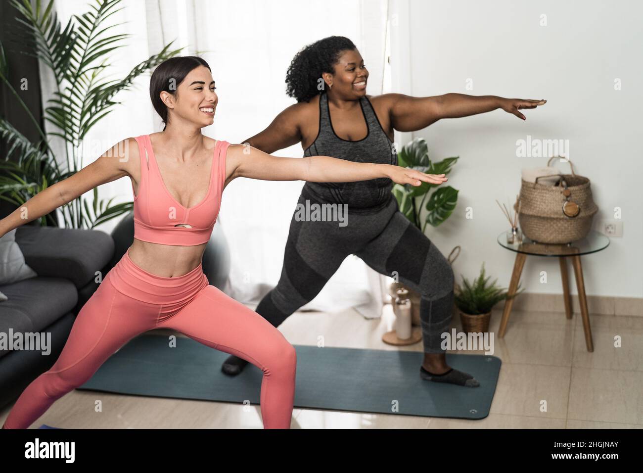 Jeunes femmes faisant du yoga et des exercices pilates à la maison - Sport bien-être concept de style de vie Banque D'Images