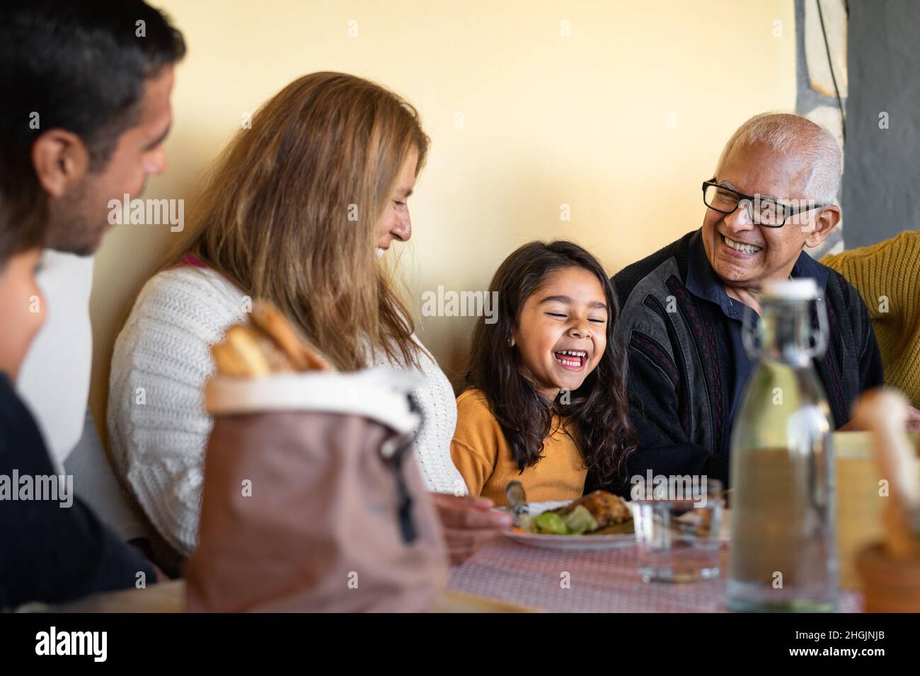 Bonne famille latine se détendre à la maison Banque D'Images
