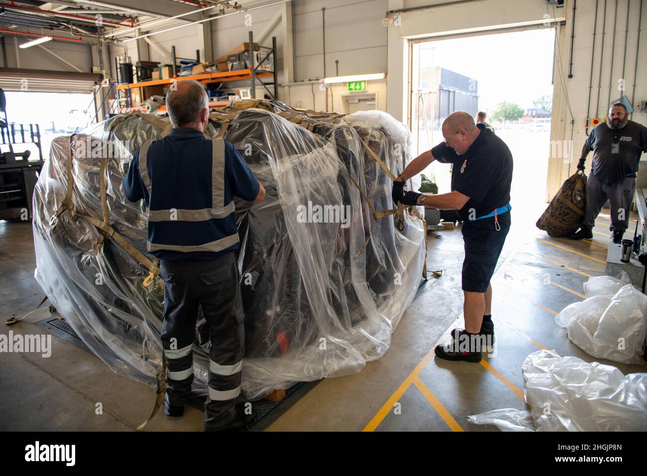 Les employés du terminal de passagers de Royal Air Force Mildenhall terminent une palette de bagages à RAF Mildenhall, en Angleterre, pour que le 48e avion du Groupe médical se déploie à la base aérienne de Ramstein, en Allemagne, afin de participer à l'opération refuge des alliés, le 23 août 2021. L'opération Allies refuge est un effort total de force comprenant le personnel américain, les communautés locales et les gouvernements de la nation hôte qui aident et permettent l'une des plus importantes opérations de transport aérien à ce jour. Banque D'Images