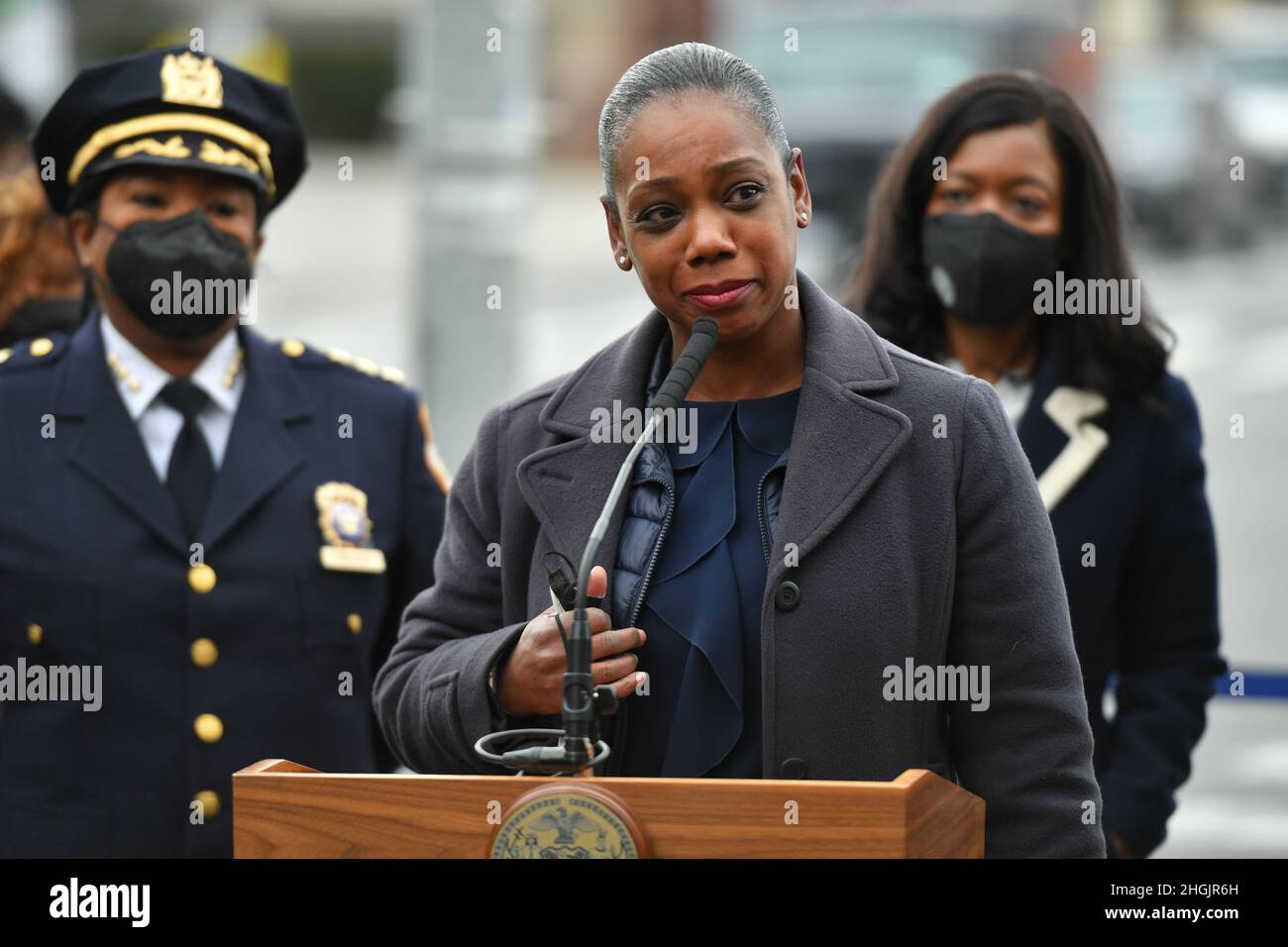 Le commissaire Keechant Sewell du département de police de New York (NYPD) tient une conférence de presse pour annoncer de nouvelles actions et des investissements majeurs dans la région de Petrian sa Banque D'Images