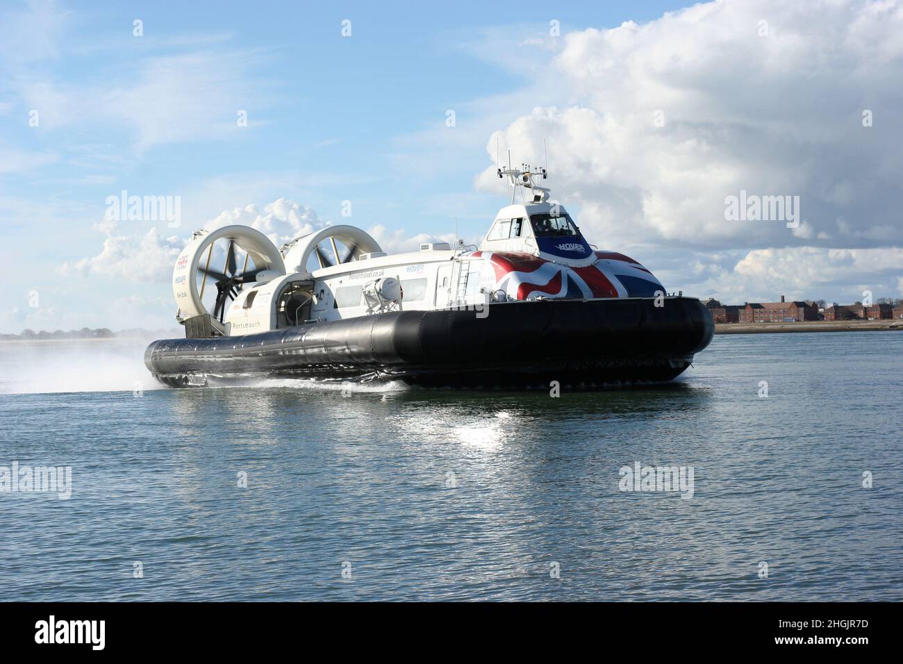 Aéroglisseur venant de l'île de Wight à Southsea, dans le Hampshire, par une journée ensoleillée Banque D'Images