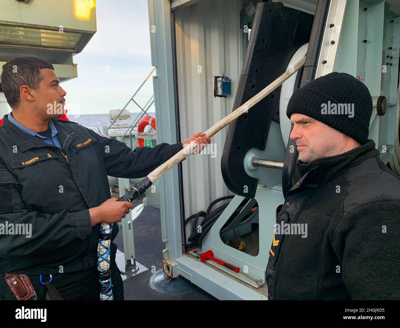 LANCASTER SOUND (23 AOÛT 2021) première classe de Sailor Steve Vallieres et deuxième classe de Sailor Mohamed Kaseem se préparent à déployer un réseau de sonar remorquable du NCSM HARRY DEWOLF.La baie remorquable est utilisée par les scientifiques de recherche et développement pour la défense Canada pour recueillir des données hydrographiques pendant le transit arctique DE HARRY DEWOLF.HARRY DEWOLF a quitté Halifax (Nouvelle-Écosse), Canada, le 3 août pour son premier déploiement.L'équipage effectue un tour de l'Amérique du Nord à travers l'Arctique afin de démontrer les capacités du nouveau navire, de promouvoir l'interopérabilité, de favoriser une rela positive Banque D'Images