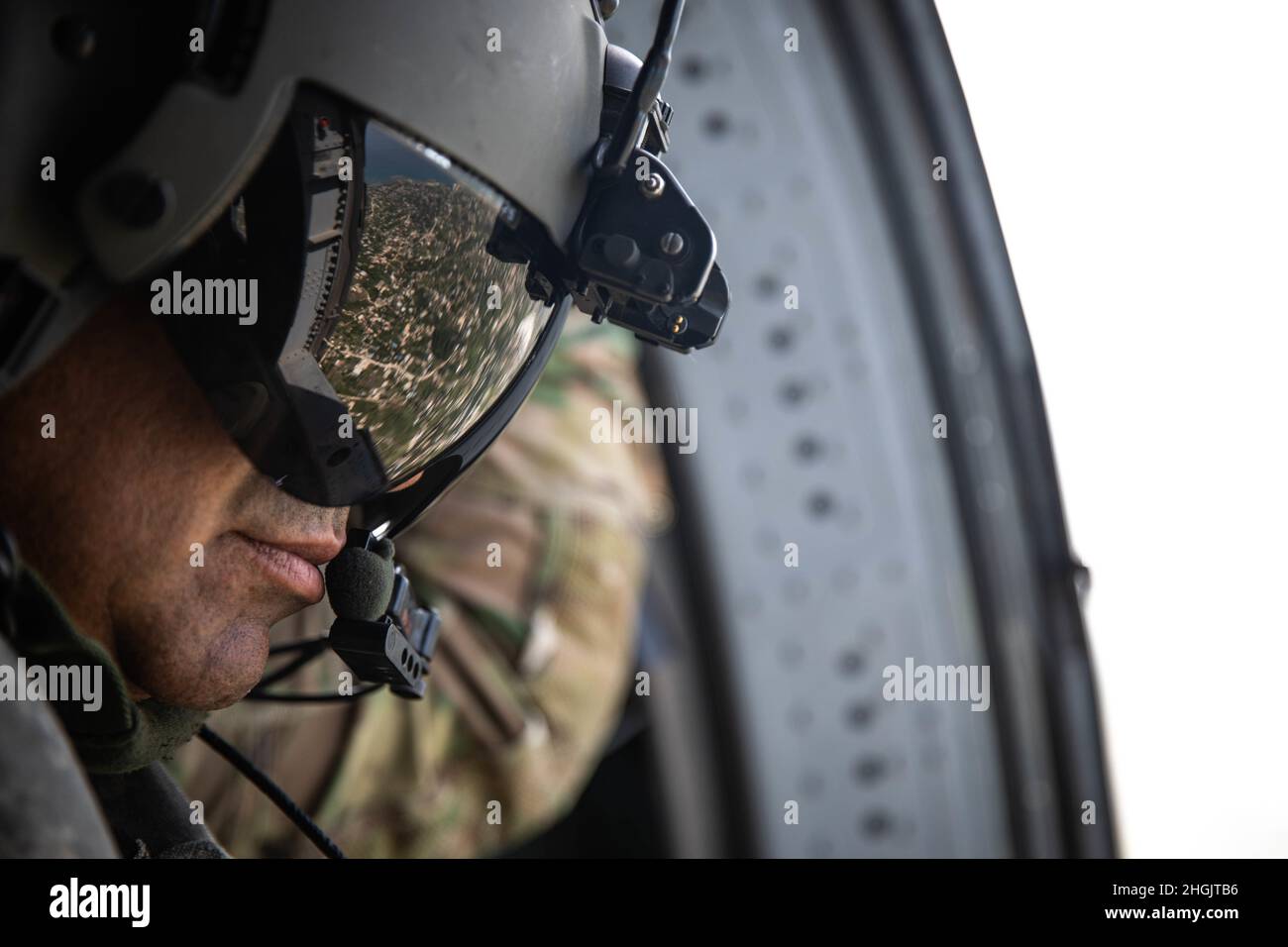 Le sergent d'état-major Harold Rivera montre depuis la fenêtre de  l'hélicoptère UH-60 de l'Aviation de la Garde nationale de l'Armée de Porto  Rico à Port-au-Prince, Haïti, le 24 août 2021. Des gardes