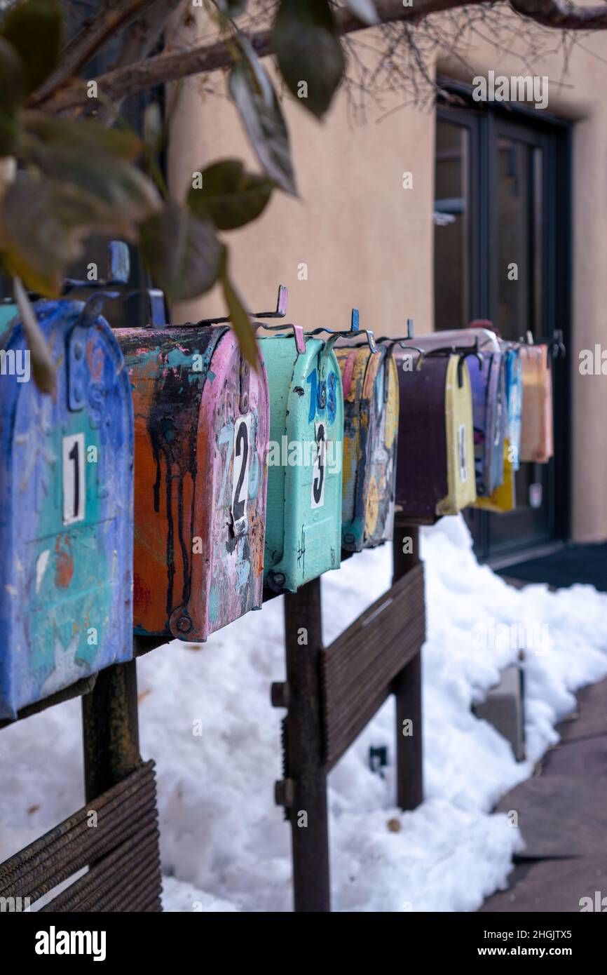 Rangée de boîtes aux lettres colorées et artistiques Banque D'Images