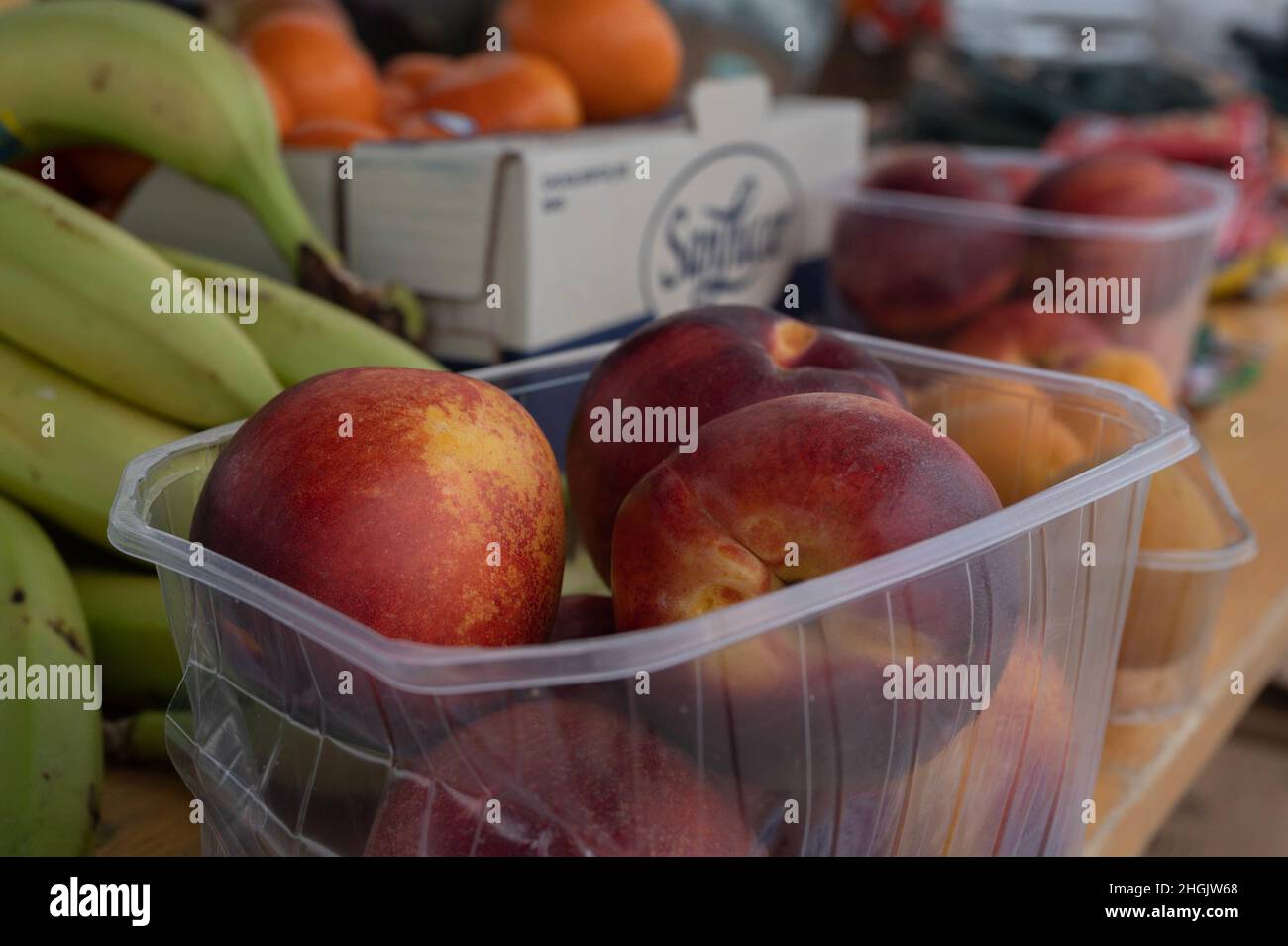 La nourriture pour les évacués repose sur une table à la base aérienne de Ramstein, en Allemagne, le 20 août 2021. La base aérienne de Ramstein fournit de la nourriture, des abris et des toilettes dans le cadre d'un hébergement temporaire pour les évacués d'Afghanistan dans le cadre de l'opération alliés refuge. Banque D'Images