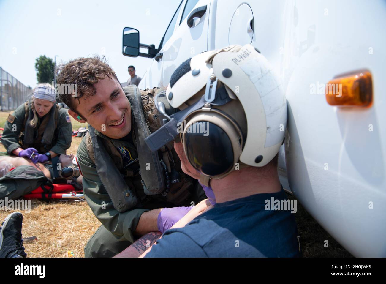 210824-N-EV253-1244 SAN DIEGO (AOÛT 24, 2021) Marine Aircrewman (hélicoptère) de 2e classe Joseph Furze, de Jersey Shore (New Jersey), et affecté aux « Chargers » de l’Escadron de combat de la mer (HSC) 14, rend l’aide médicale à une victime d’accident de voiture simulé lors d’une évaluation de recherche et sauvetage (SAR) terrestre le 24 août 2021. Au cours de la simulation, le HSC-14 a été évalué par le « Merlins » de l'Escadron de combat en mer (HSC) 3 Chef de l'équipe d'évaluation SAR du modèle de gestion des opérations navales (SARMM), responsable du commandant de la Force aérienne navale du Pacifique. En tant que SARMM désigné, HSC-3 s'en assure Banque D'Images