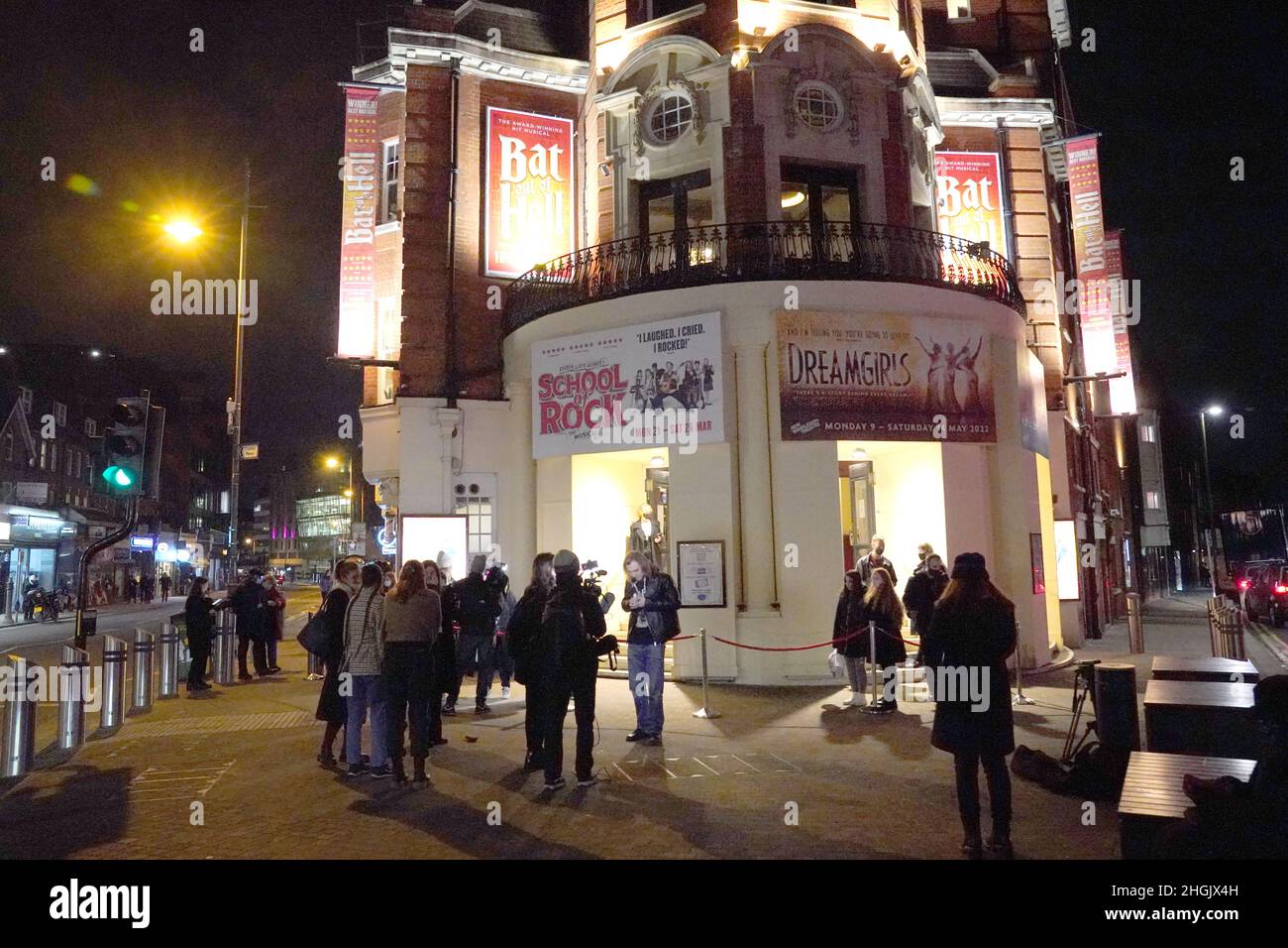 Les gens à l'extérieur du New Wimbledon Theatre, dans le sud-ouest de Londres, où Bat Out of Hell The musical est en cours de représentation, après la mort de la chanteuse américaine Meat Loaf à l'âge de 74 ans.Date de la photo: Vendredi 21 janvier 2022. Banque D'Images