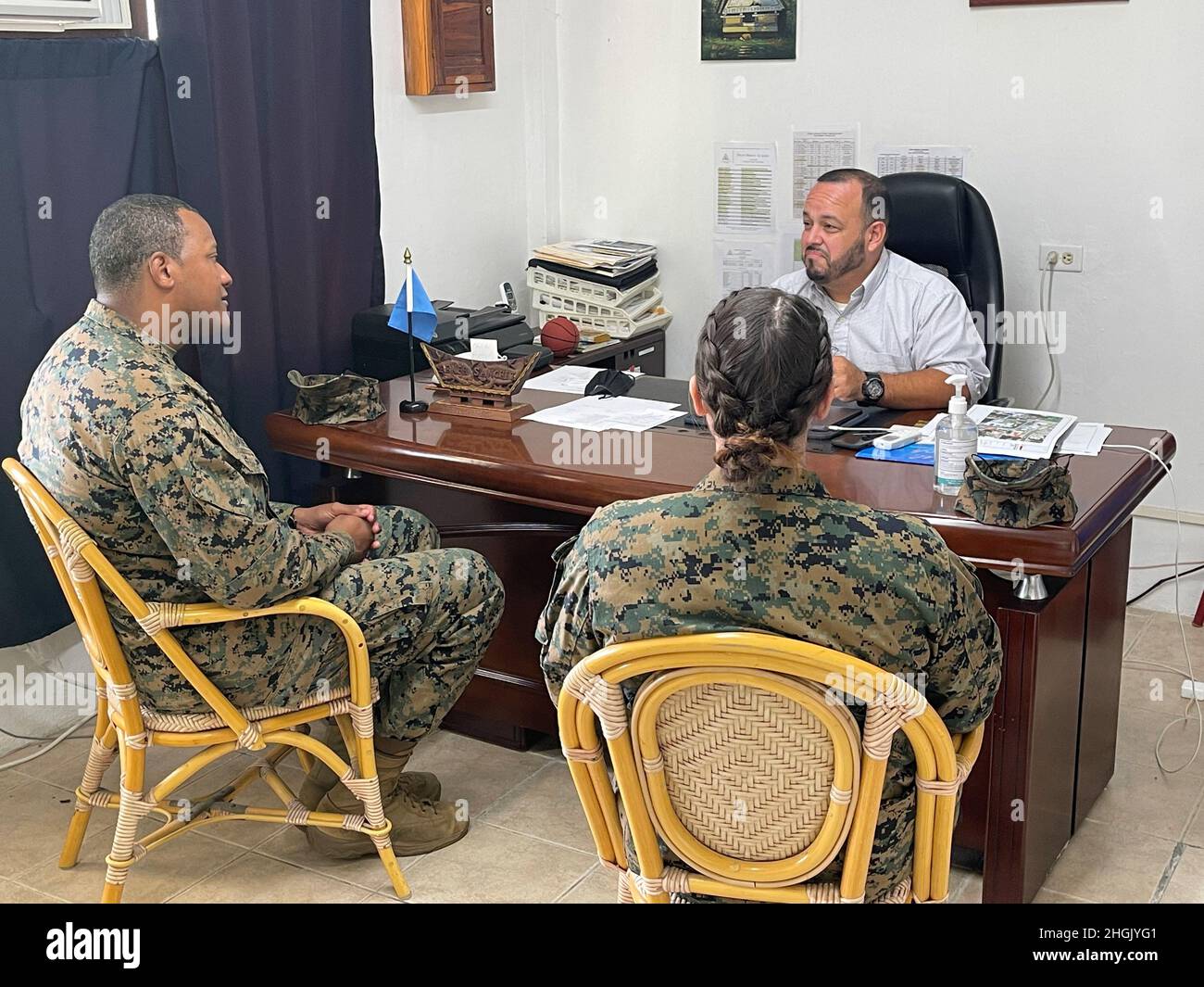 Jameel L. Daniels, aumônier de la Force opérationnelle Koa Moana 21, I Marine Expeditionary Force, et le maître de la Marine de 2e classe Victoria Hooker, spécialiste des programmes religieux de la Force opérationnelle Koa Moana 21, parlent avec Abner Sanchez, directeur de la Palau Mission Academy, À propos de l'école et des activités de sensibilisation de la communauté possibles lors d'une visite sur le terrain de l'école à Airai, République des Palaos, le 25 août 2021. La Force opérationnelle Koa Moana s'est engagée à favoriser une relation durable entre les États-Unis et les Palaos par des engagements communautaires et des événements mutuellement soutenus qui honorent Banque D'Images