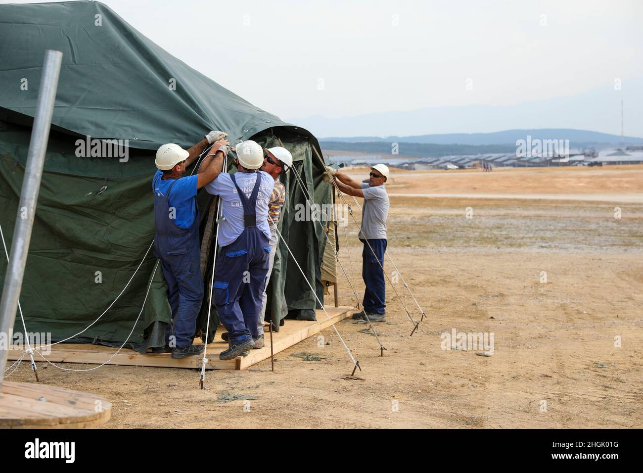 Des entrepreneurs civils multinationaux ont installé des tentes, des salles de bains et des salles de douche, ainsi qu'une salle à manger à Camp Bondsteel (Kosovo), en vue de l'arrivée de voyageurs qualifiés en provenance d'Afghanistan, le 25 août 2021. Le ministère de la Défense et le ministère d'État s'engagent à appuyer l'évacuation des citoyens américains, des demandeurs de visa d'immigrant spécial et d'autres personnes à risque en provenance d'Afghanistan. Banque D'Images