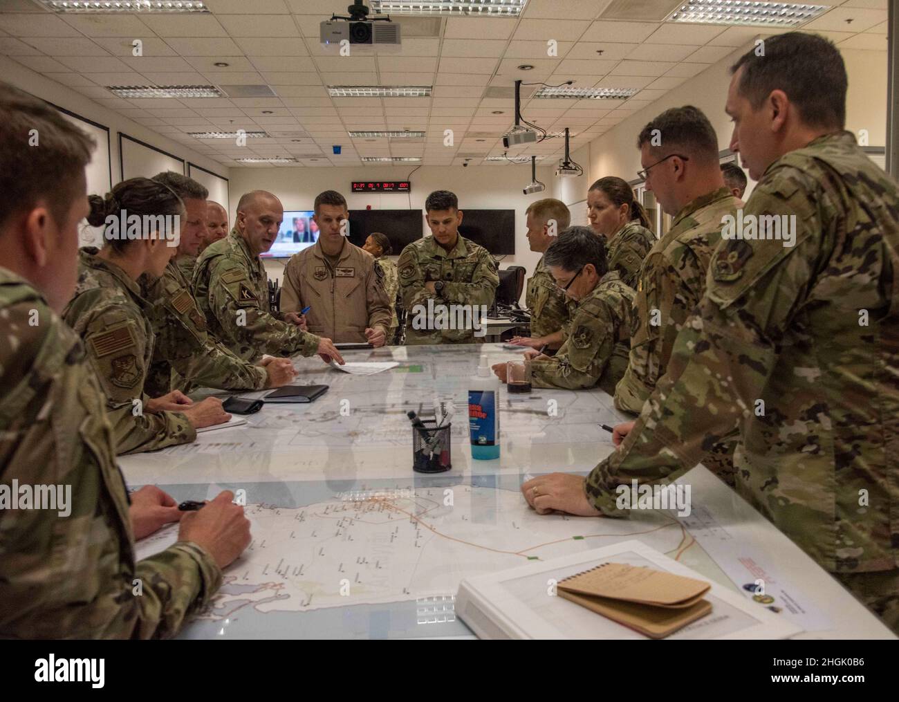 Les dirigeants de la 379th Air Expeditionary Wing se réunissent pour un exposé de planification de la mission concernant les opérations d'évacuation en Afghanistan le 25 août 2021, à la base aérienne d'Al Udeid, au Qatar.Au cours du mémoire, les commandants ont discuté de la logistique et des moyens d'améliorer le processus d'amener les personnes évacuées d'Afghanistan à Al Udeid AB. Banque D'Images