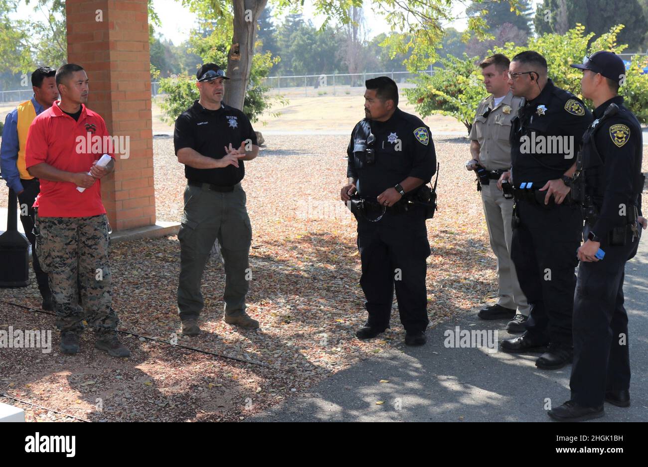 De gauche à droite, l'adjoint Rueben Delapena et le Sgt Kyle Benner, surveillants de l'exercice du bureau du shérif du comté de Santa Clara, effectuent un examen après action avec les membres de la première équipe de contact des forces de l'ordre, l'officier de police Alan Corpuz du département de police de Mountain View, l'officier de patrouille routière de Californie C. Geels, Agent de sécurité publique B. McMoore, agent de sécurité publique S. Kotani, tous deux du ministère de la sécurité publique de Sunnyvale (droit), pendant la formation sur l'intervention du tireur actif, au Sgt. James Witowski Armed Forces Reserve Centre, à Mountain View, Californie, 26 août 2021. Banque D'Images