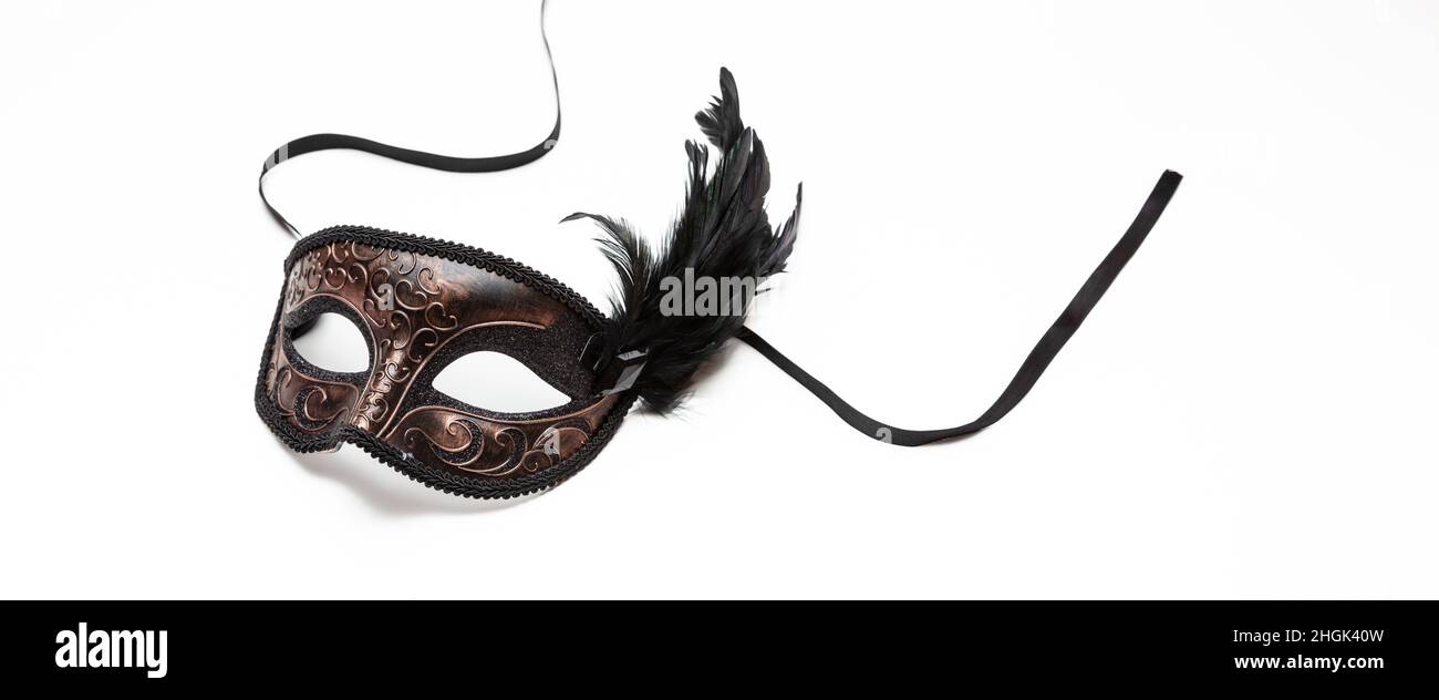 Masque de carnaval couleur marron avec décoration en plumes noires isolée sur fond blanc, élément design Banque D'Images