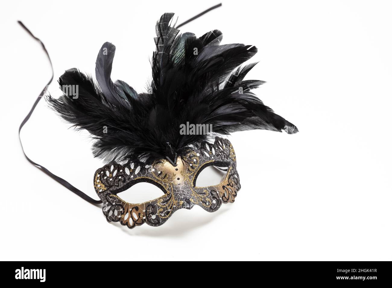 Masque de carnaval couleur marron avec décoration en plumes noires isolée sur fond blanc, élément design Banque D'Images