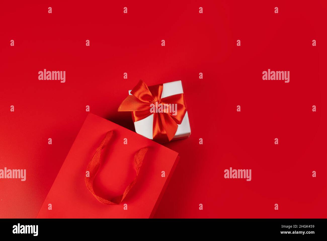 Pose à plat.Emballage pour les achats, les cadeaux et les colis sur fond rouge Banque D'Images