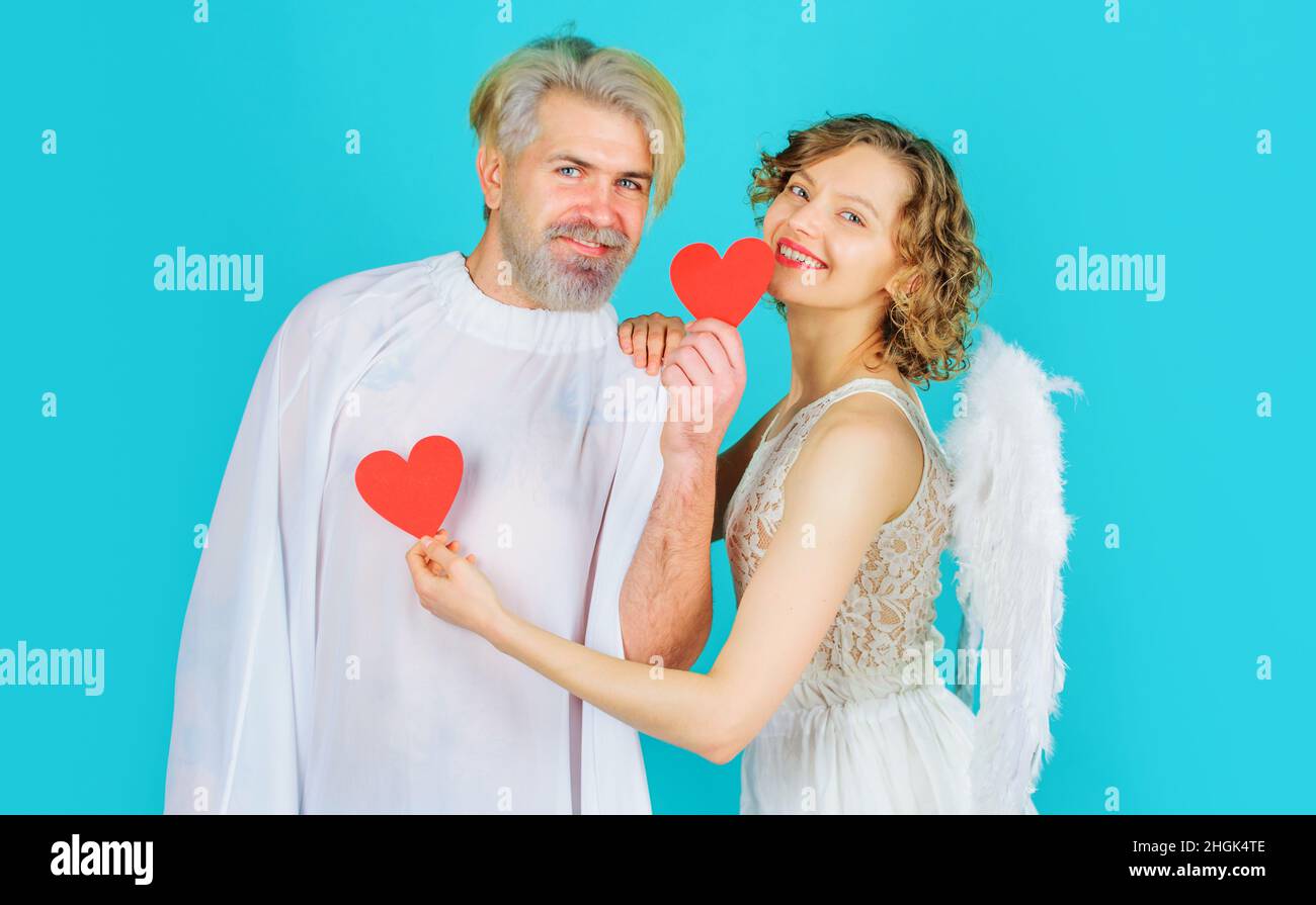 Les Saint-Valentin souriants s'accouplent avec des coeurs en papier.Anges avec ailes blanches.Amour.Relations. Banque D'Images
