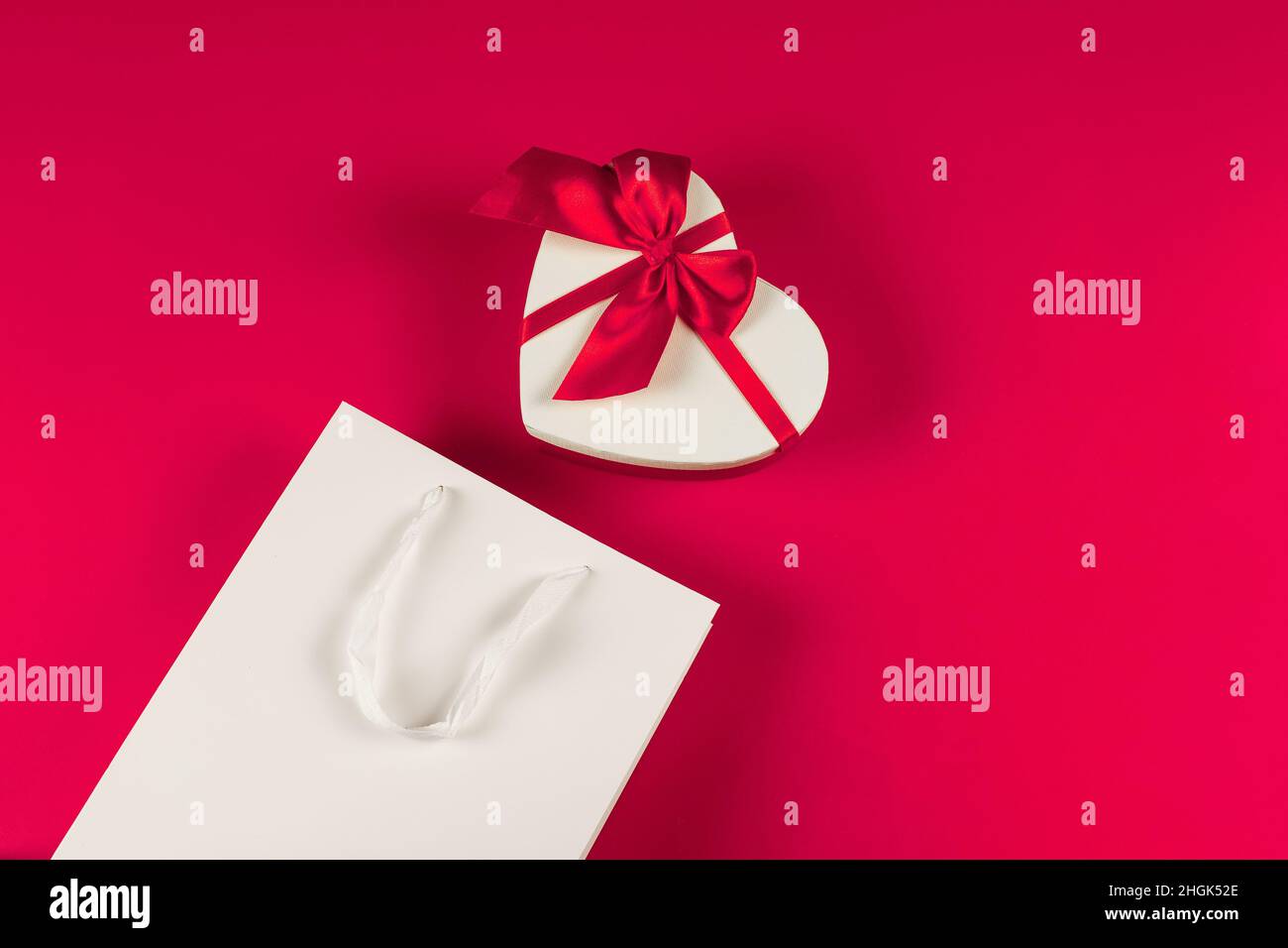 Pose à plat.Emballage pour les achats, les cadeaux et les colis sur fond rouge Banque D'Images