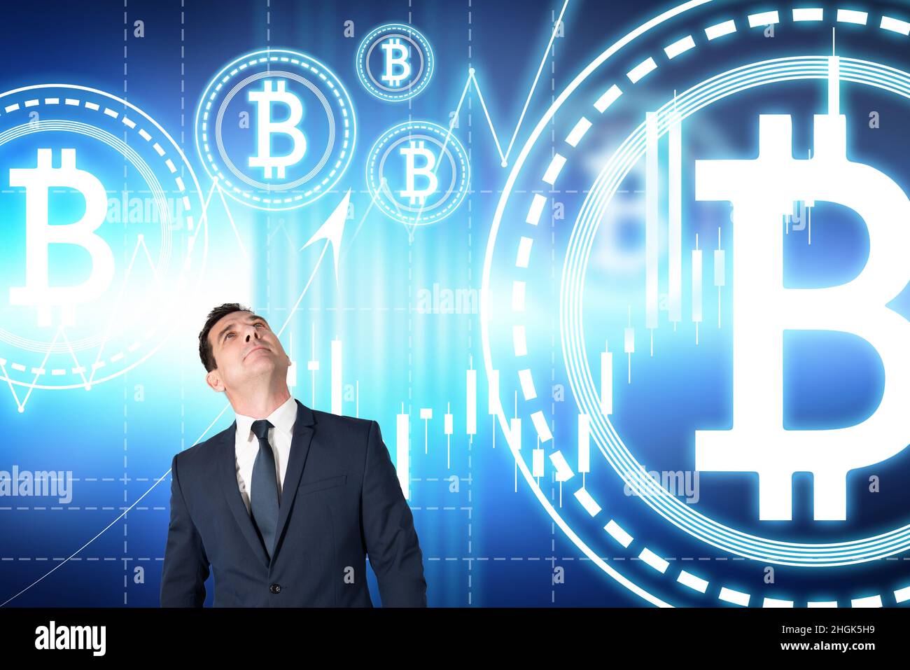 Le courtier regarde et observe la montée du bitcoin sur le marché des crypto-monnaies Banque D'Images