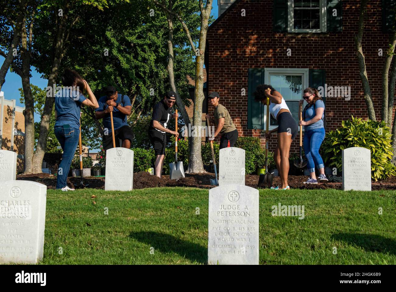 Les marins, affectés au porte-avions USS John C. Stennis (CVN 74), plantent de nouvelles fleurs lors d'un événement bénévole du CRMD au complexe du cimetière national de Hampton, à Hampton, en Virginie, le 28 août 2021. John C. Sennis est à Newport News Shipyard travaillant aux côtés de NNS, de NAVSEA et d'entrepreneurs qui effectuent le ravitaillement en carburant et la révision complexe dans le cadre de la mission de livrer le navire de guerre dans le combat, dans les délais et dans le budget, pour reprendre son devoir de défendre les États-Unis. Banque D'Images