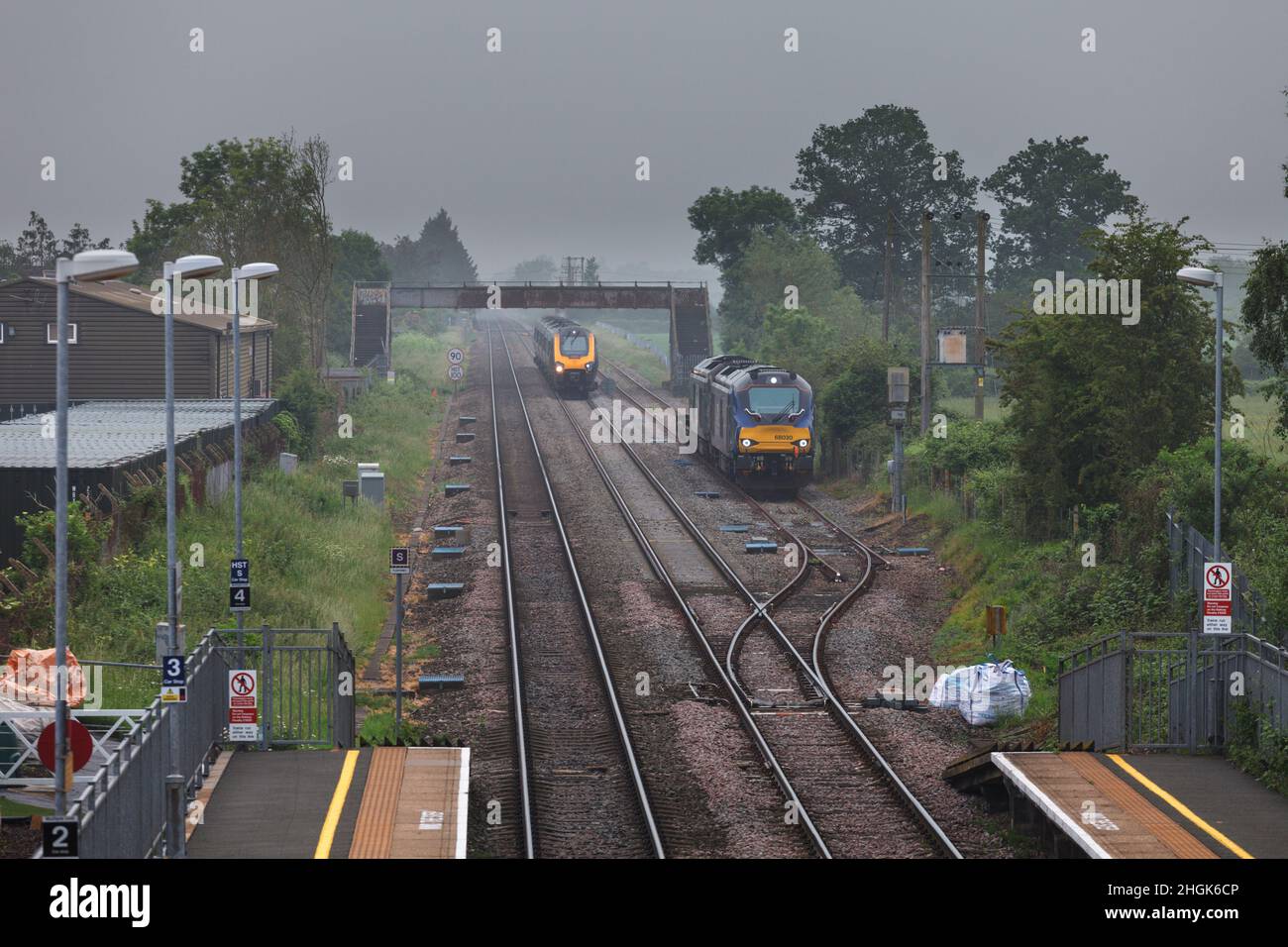 CrossCountry trains classe 221 passant 2 Services ferroviaires directs classe 68 locomotives avec un train de marchandises dans la boucle de passage @ Ashchurch pour Tewkesbury Banque D'Images