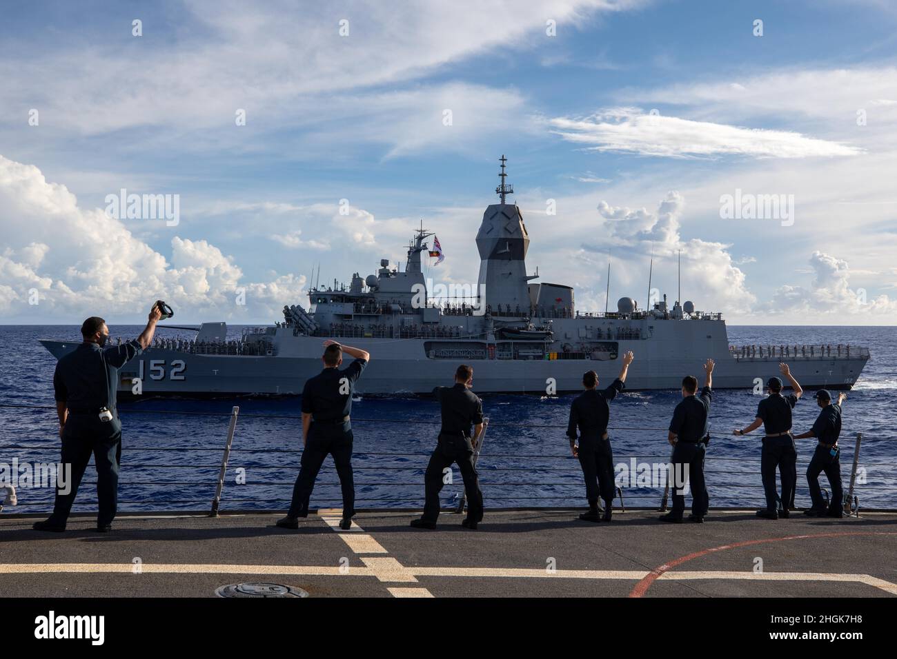 MER DES PHILIPPINES (août 29, 2021) des marins à bord du destroyer de missiles guidés de classe Arleigh Burke USS Barry (DDG 52) se déchaîneront vers la frégate de classe Anzac de la Royal Australian Navy HMAS Warramunga (FFH 152) pendant MALABAR 2021. Barry est actuellement déployé à l’appui du commandant de la Force opérationnelle (CTF) 71/Escadrier Squadron (DESRON) 15, le plus grand DESRON déployé à l’avant de la Marine et la principale force de surface de la 7e flotte américaine. Banque D'Images