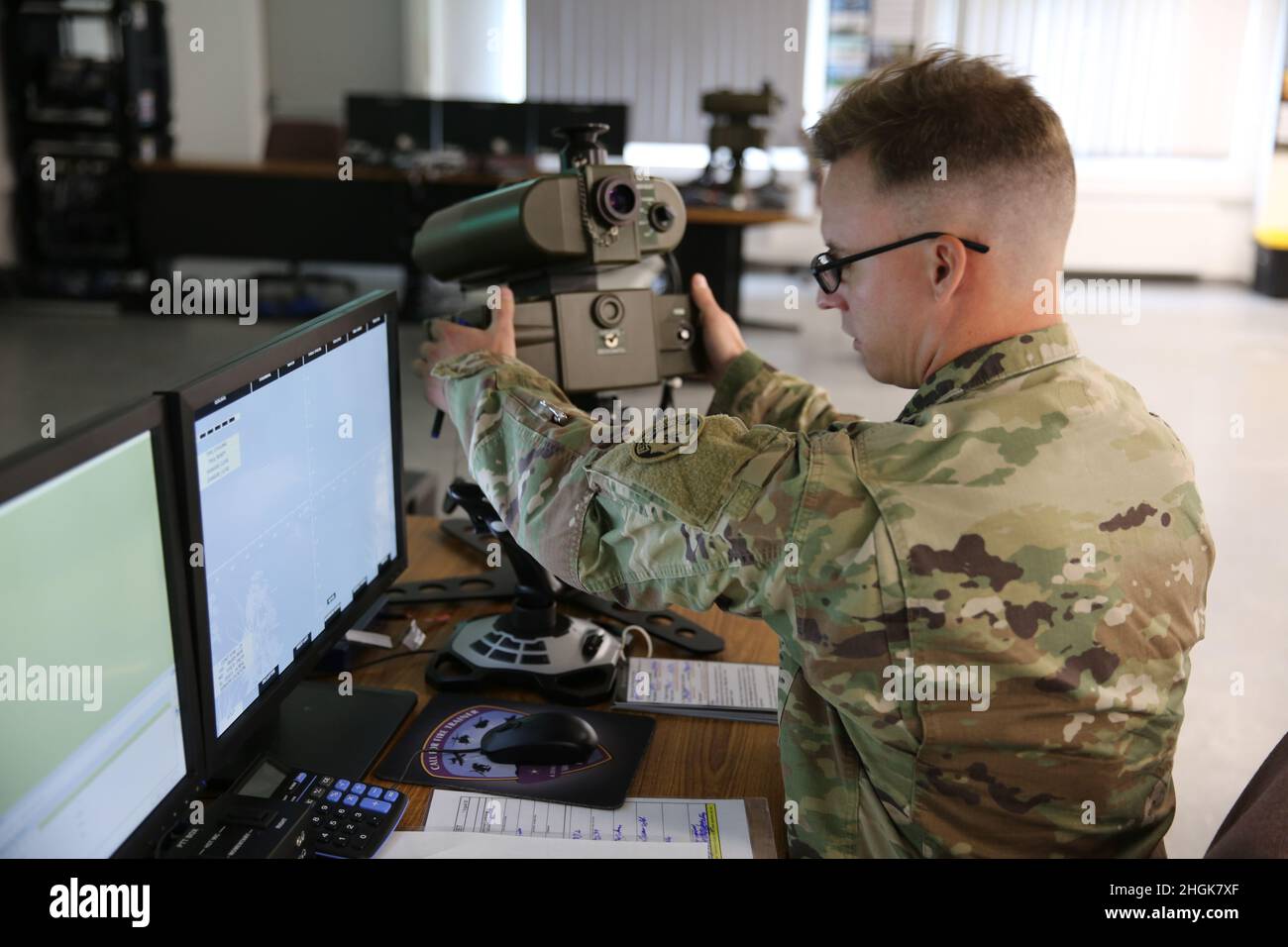 Le Sergent Joseph Warren, avec la 1re équipe, 2e Régiment de cavalerie, utilise le télémètre laser pour se fixer sur les cibles pendant le cours d'observation des incendies conjoints dans la zone d'entraînement de Hohenfels, en Allemagne, le 30 août 2021. Le cours d'observation des incendies conjoints est conçu pour fournir au personnel sélectionné une formation sur les procédures requises pour fournir des informations de ciblage précises et opportunes à un contrôleur d'attaque de terminal commun qualifié pour les contrôles d'attaque de terminal de soutien aérien de type 2 et 3, et pour effectuer des opérations de guidage de terminal autonomes. Une formation supplémentaire sera fournie sur l'engagement de t Banque D'Images