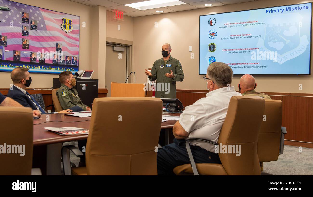 Le lieutenant-colonel Andrew Carlson, 107e commandant de l’escadre d’attaque, fait un mémoire aux membres du personnel du Congrès des sénateurs des États-Unis pour le bureau de New York Kristen Gilliband et Chuck Schumer à la station de réserve aérienne de Niagara Falls, à New York, le 30 août 2021. Banque D'Images