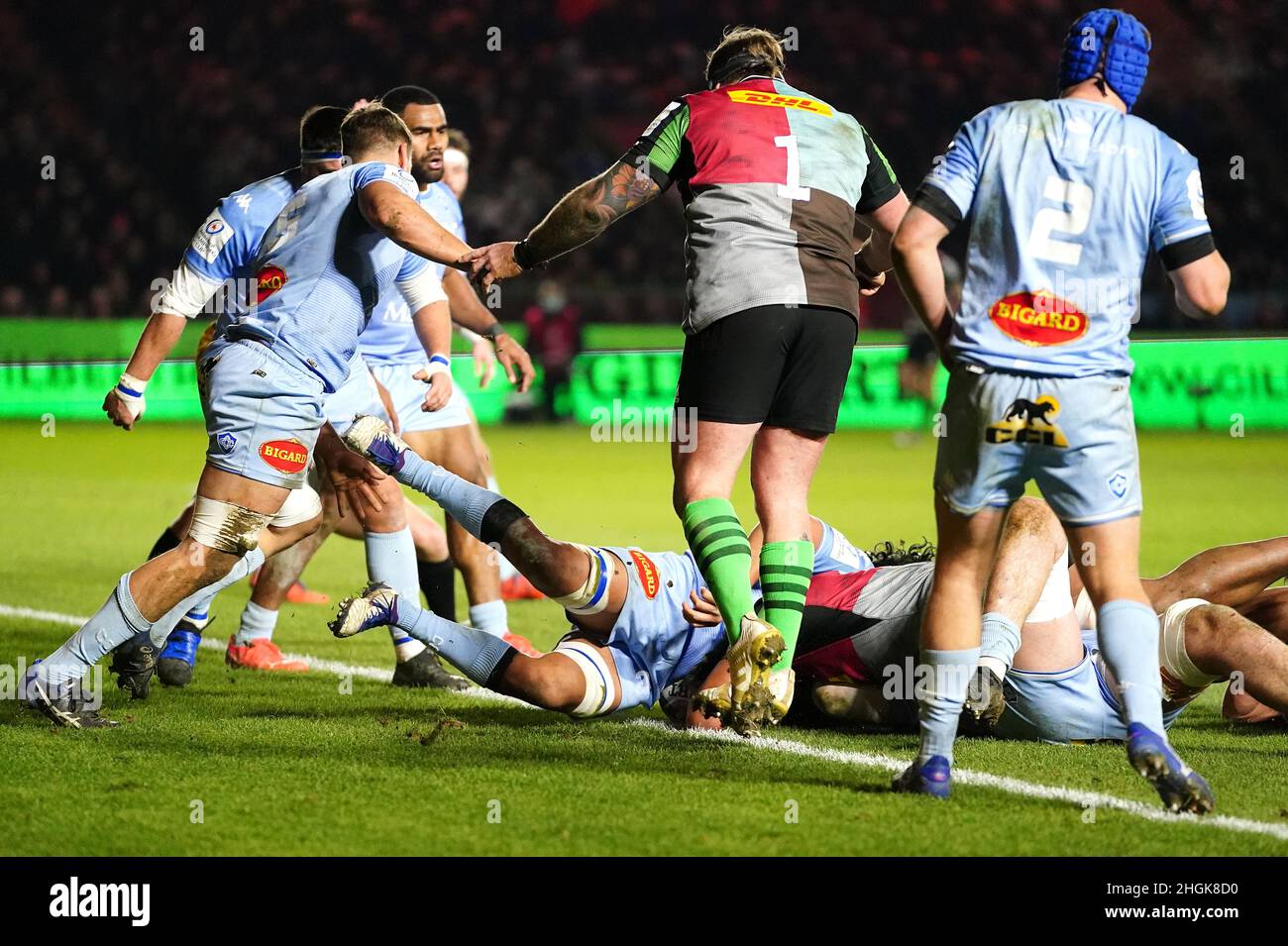 Le Viliami Taulani de Harlequins (caché) marque la troisième tentative du  match de son côté lors de la Heineken Champions Cup, match du Pool B à  Twickenham Stoop, Londres.Date de la photo: