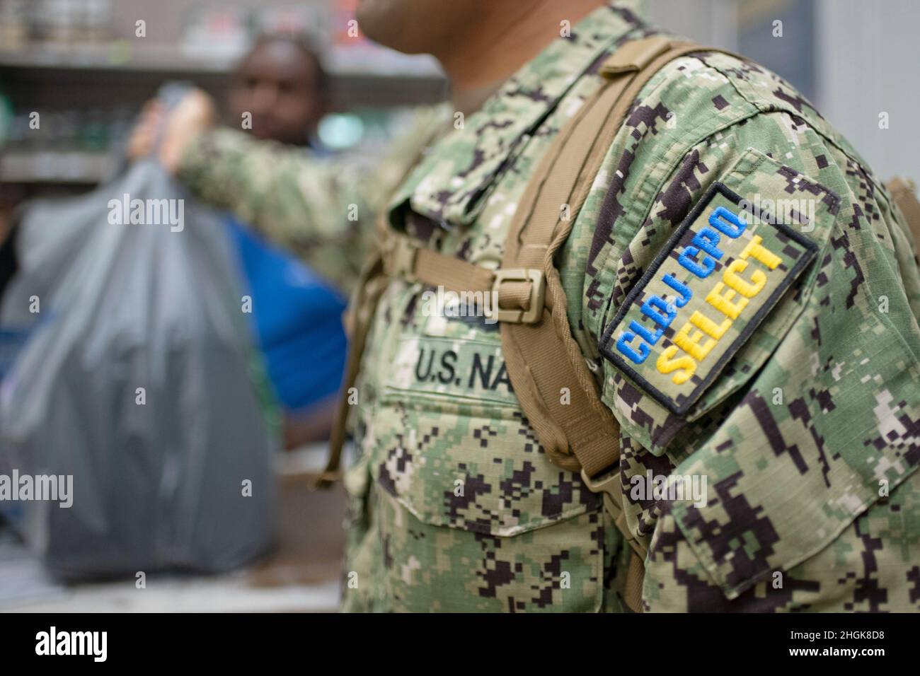 CAMP LEMONNIER, Djibouti (30 août 2021) le chef de la marine américaine sélectionne des membres du personnel de garde stationnés à bord du Camp Lemonnier sont ajustés pour leurs uniformes de chef à l'échange de la marine de la base, le 30 août 2021. Treize marins de première classe de petit-officier à bord du Camp Lemonnier ont récemment été sélectionnés pour être promises au poste de petit-officier en chef. Les sélectionnes de CPO participent ensuite à six semaines de formation à la taxation physique et mentale. Pour ceux qui durent le voyage et terminent la difficile « saison des chefs », les ancres dorées et la couverture combinée sont présentées en reconnaissance de la promotion au chef de la Marine et de l'acceptation dans le chi Banque D'Images