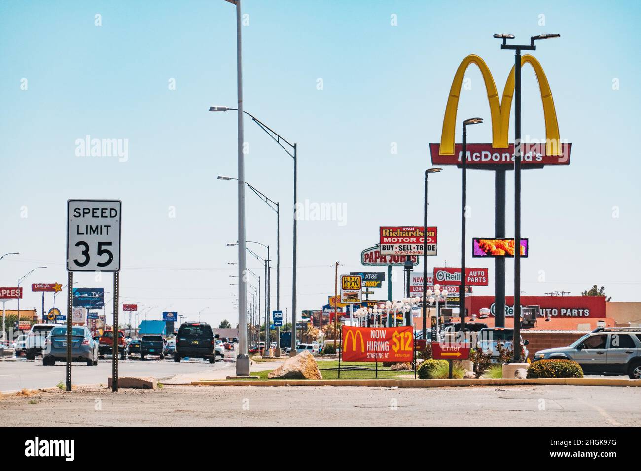 La rue principale était jonchée de panneaux indiquant les restaurants à Alamogordo, au Nouveau-Mexique, aux États-Unis Banque D'Images