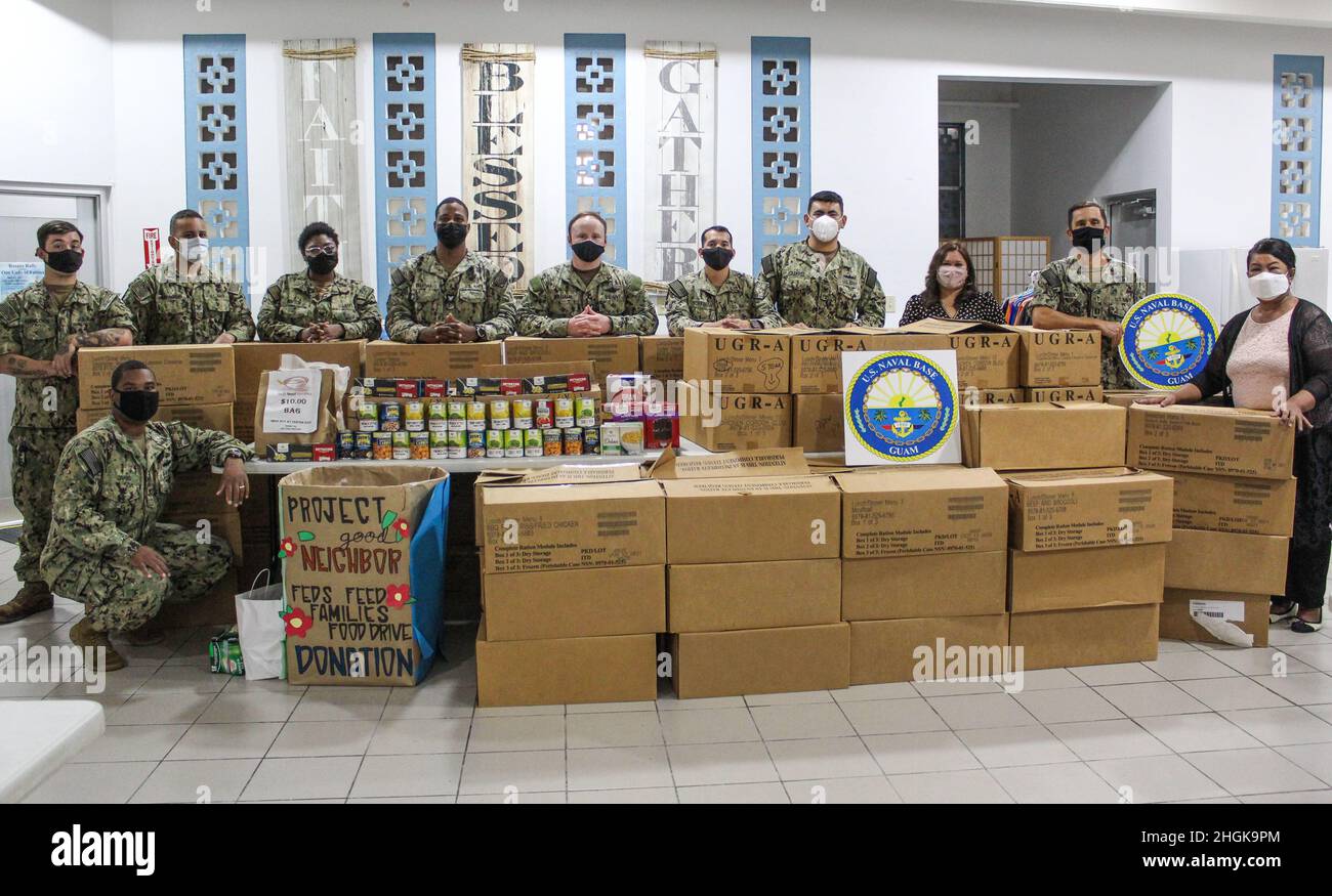 HAGÅTÑA, Guam (sept 1, 2021) - le bureau de l'aumônier de la base navale américaine de Guam (NBG), ainsi que des marins de l'hôpital naval américain de Guam, ont livré près de 2,000 livres de nourriture et de produits en papier à la cuisine de soupe Kamalen Karidat à Hagåtña le 31 août. Les produits alimentaires ont été recueillis dans le cadre de la campagne des familles d'aliments pour animaux de 2021 (FFAF) qui s'est déroulée du 1er juin au 31 août et a mis en évidence un été de dons, ainsi que des rappels à donner tout au long de l'année. Tout au long de la campagne, plus de 20,000 livres de nourriture ont été distribués à la cuisine locale de soupe et aux bureaux des maires de village coordonnés par Banque D'Images