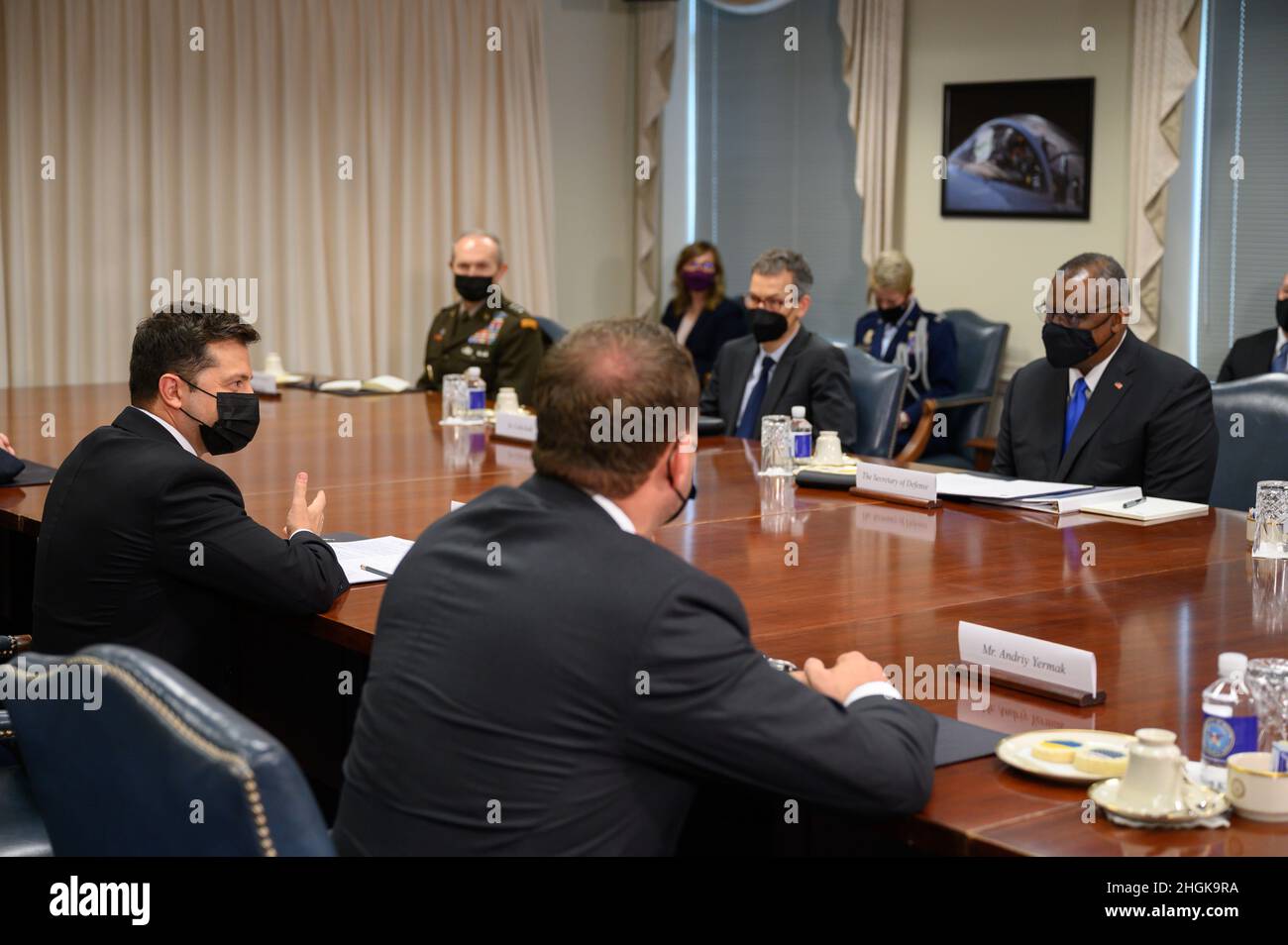 Le secrétaire à la Défense, Lloyd J. Austin III, et le président ukrainien, Volodymr Zelenskyy, s'engagent dans un échange bilatéral au Pentagone, à Washington, D.C., le 31 août 2021. Banque D'Images