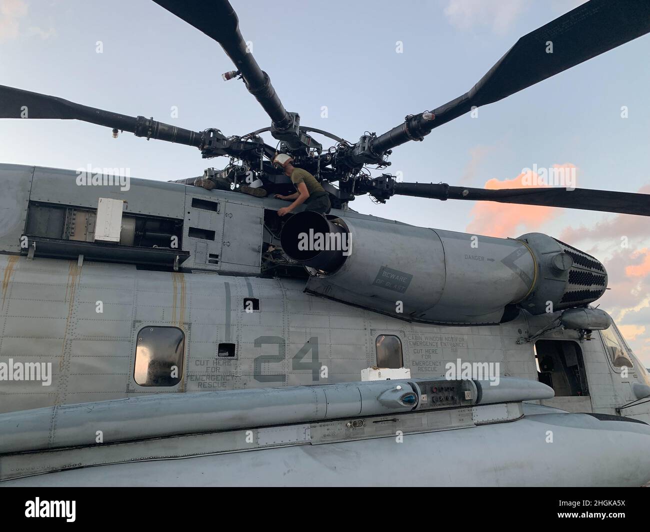 Caporal du corps des Marines des États-Unis Levi Dalton, mécanicien de centrales CH-53e au Marine Heavy Helicopter Squadron (HMH) 462, supervise une procédure de vérification du couple de la tête du rotor principal sur un CH-53E à la station aérienne de Marine corps Futenma (Japon), le 31 août 2021. Dalton est un représentant de l'assurance qualité des droits collatéraux pour HMH-462 et a effectué la vérification du couple lorsque l'avion a effectué deux heures de vol après le remplacement de la tête du rotor. Banque D'Images