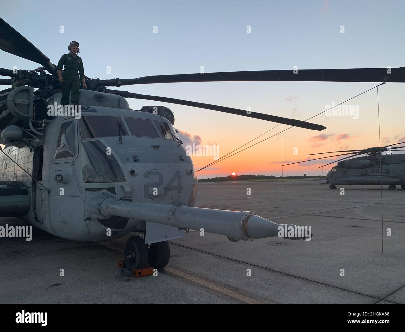 Caporal du corps des Marines des États-Unis Levi Dalton, mécanicien de centrales CH-53e au Marine Heavy Helicopter Squadron (HMH) 462, supervise une procédure de vérification du couple de la tête du rotor principal sur un CH-53E à la station aérienne de Marine corps Futenma (Japon), le 31 août 2021. Dalton est un représentant de l'assurance qualité des droits collatéraux pour HMH-462 et a effectué la vérification du couple lorsque l'avion a effectué deux heures de vol après le remplacement de la tête du rotor. Banque D'Images