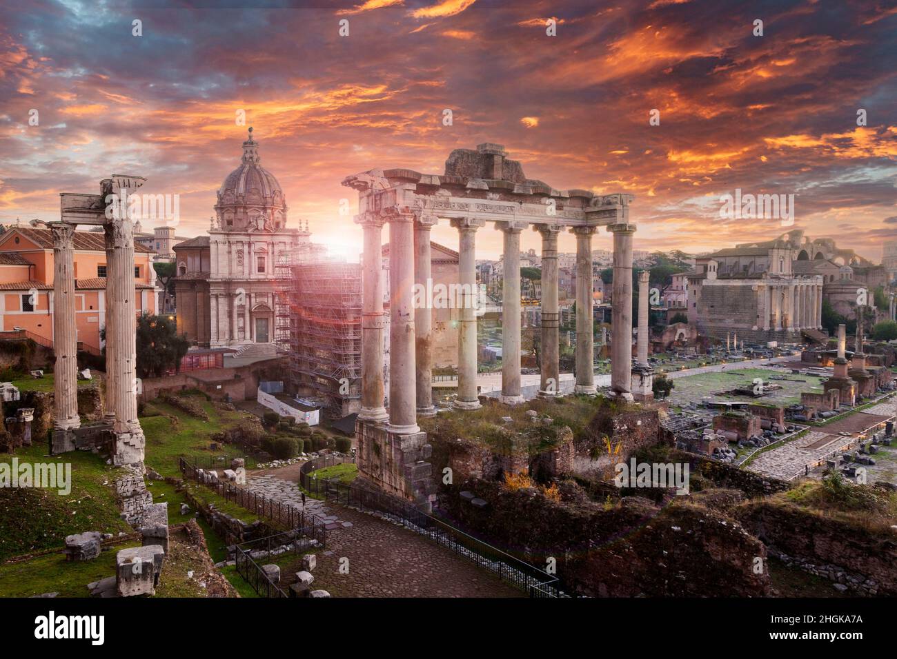 Lever du soleil au Forum romain, à la basilique Giulia et à de nombreux monuments anciens de ce qui était le coeur du glorieux Empire romain.À Rome, Italie. Banque D'Images
