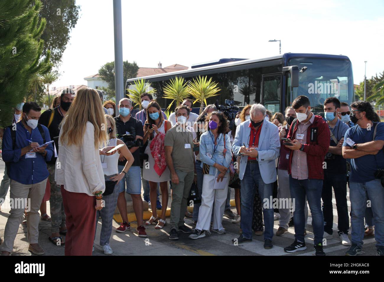 STATION NAVALE DE ROTA, Espagne (août 31, 2021) María Diaz Muñoz, officier de liaison espagnol pour la Station navale (NAVSTA) Rota, informe les journalistes espagnols des efforts de dons lors d'une visite aux médias, le 31 août 2021. NAVSTA Rota soutient actuellement la mission du département d'État visant à faciliter le départ et la réinstallation en toute sécurité des citoyens américains, des bénéficiaires de visas d'immigration spéciale et d'autres personnes évacuées d'Afghanistan. Banque D'Images