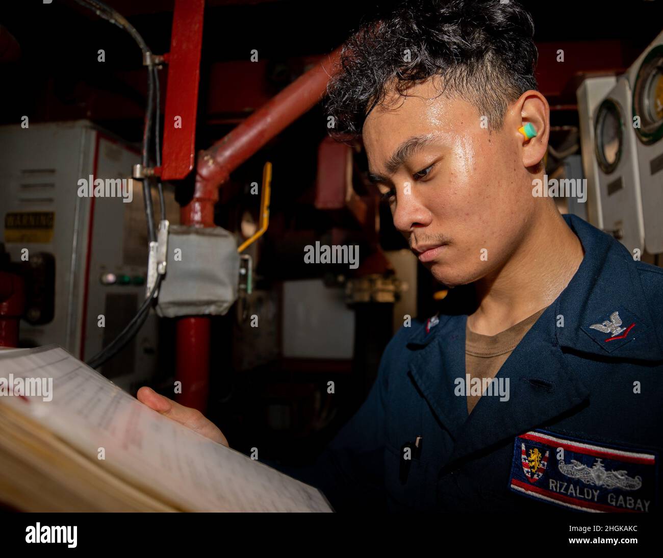 MER DES PHILIPPINES (août31, 2021) Electriciens Mate 3rd classe Rizaldy Gagay, effectue l'entretien préventif dans la salle des machines à bord du destroyer à missiles guidés de classe Arleigh Burke USS Barry (DDG 52).Barry est déployé commandant de soutien de la Force opérationnelle (CTF) 71/Escadrier Squadron (DESRON) 15, la plus grande force de surface déployée à l’avant de la Marine et la principale force de surface de la flotte américaine 7th. Banque D'Images