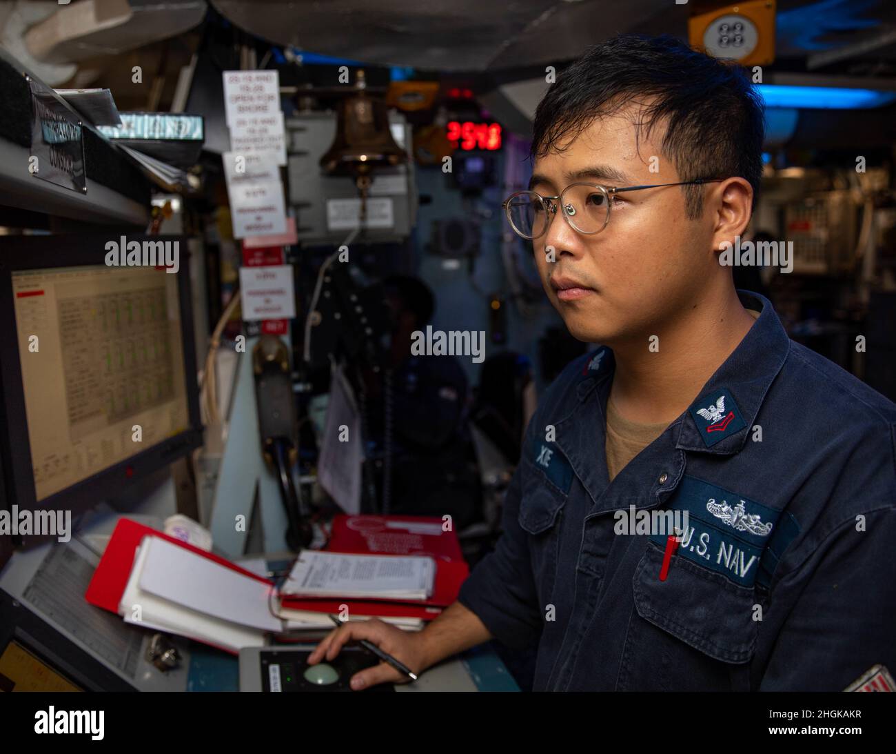 MER DES PHILIPPINES (août31, 2021) technicien en systèmes de turbines à gaz (électrique) 2nd classe Guojian Xie, de New York, occupe la console de commande auxiliaire de propulsion à bord du destroyer de missiles guidés USS Barry (DDG 52) de la classe Arleigh Burke.Barry est déployé commandant de soutien de la Force opérationnelle (CTF) 71/Escadrier Squadron (DESRON) 15, la plus grande force de surface déployée à l’avant de la Marine et la principale force de surface de la flotte américaine 7th. Banque D'Images