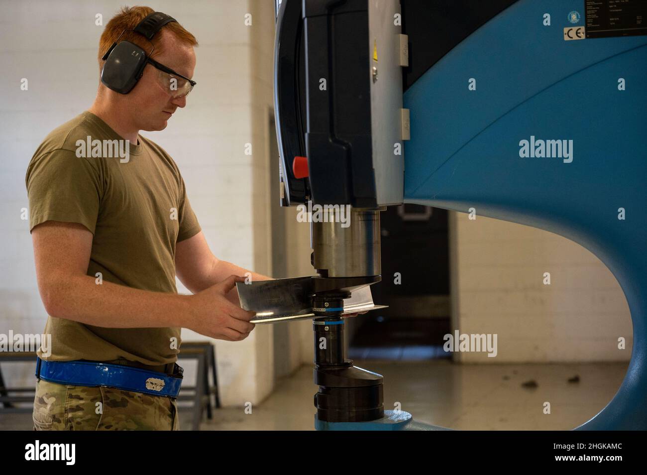 Sergent d'état-majorAustin Oliver, artisan de l'entretien de la structure des aéronefs du 19th Escadron de maintenance, utilise une machine de formage de tôle à la base aérienne de Little Rock, Arkansas, le 31 août 2021.Les spécialistes de la tôlerie utilisent différents outils pour mener à bien leur mission, allant des outils à main simples aux machines plus grandes comme les machines à rouleaux et les cintreuses à tubes. Banque D'Images