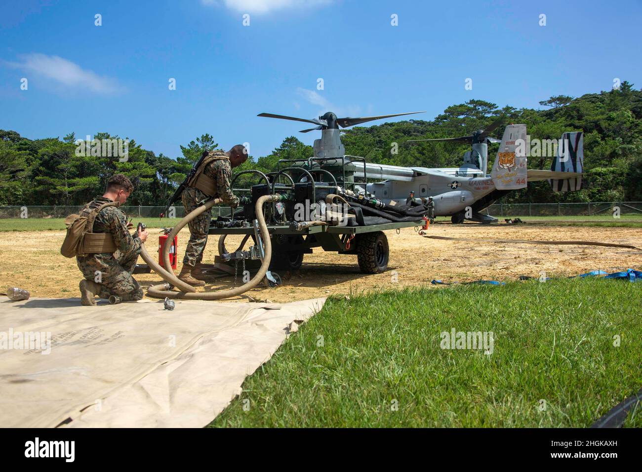 Les Marines des États-Unis affectés au 2D Bataillon, 3D Marines, 3D Marine Division, et au 172 e Escadron de soutien de l’escadre Marine Air Wing, 1st Marine Air Wing effectuent des opérations d’armement et de ravitaillement pendant l’exercice de combat Indo-Pacific dans la zone d’entraînement du Nord à Okinawa (Japon), le 31 août 2021.Cet exercice de force sur la force a démontré la capacité de saisir et de défendre les principaux terrains maritimes et a fourni l'occasion d'utiliser des techniques pour établir rapidement des points d'armement et de ravitaillement.2/3 est actuellement rattaché à 4th Marines dans le cadre du Programme de déploiement de l'unité. Banque D'Images
