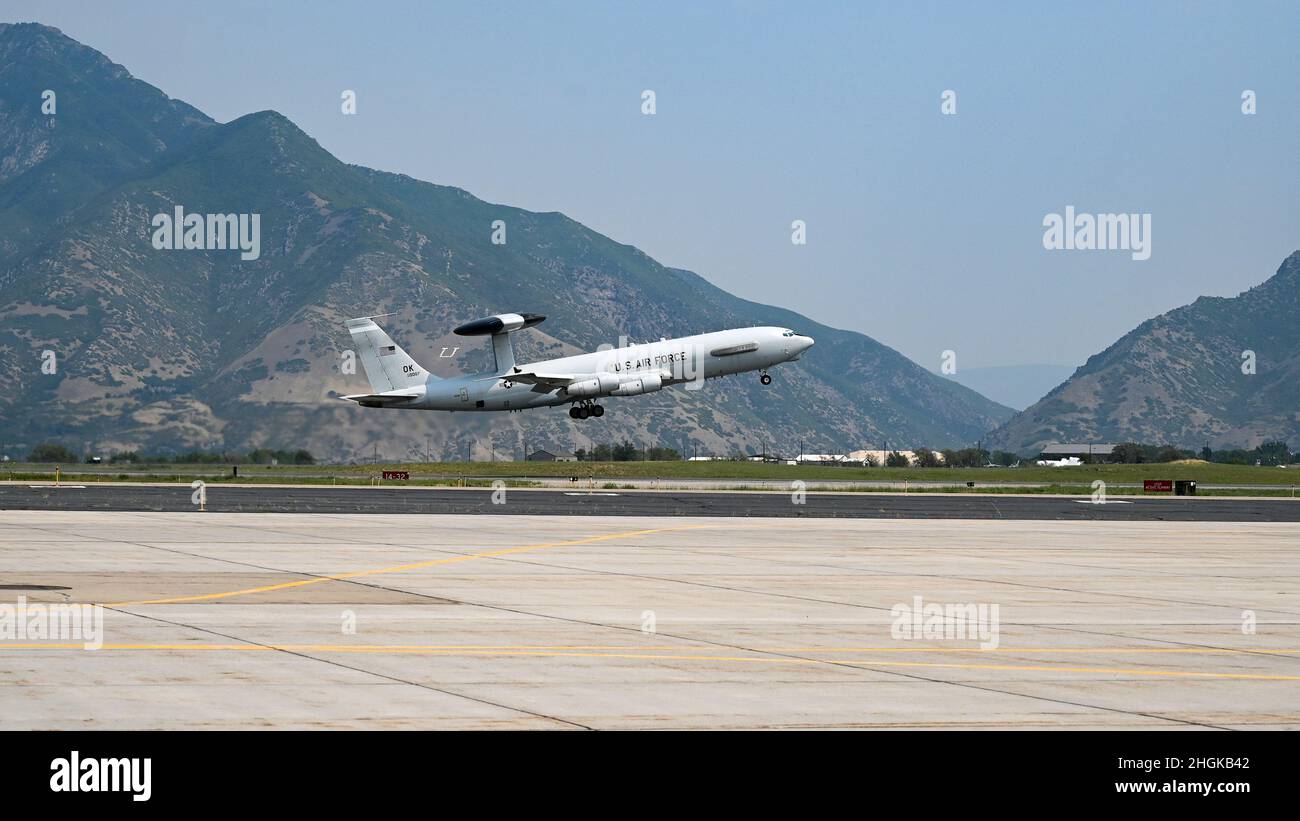 Les pilotes E-3 Sentry affectés à l'escadron de contrôle aérien aéroporté 963rd effectuent un entraînement « touch and Go » à la base aérienne de Hill, Utah, le 31 août 2021.Les 963rd étaient à Hill pour un exercice de combat Agile.À Hill, l'unité a travaillé avec le 729th Escadron de contrôle aérien et le 4th Escadron de génération de chasseurs de la 388th Escadre Fighter. Banque D'Images