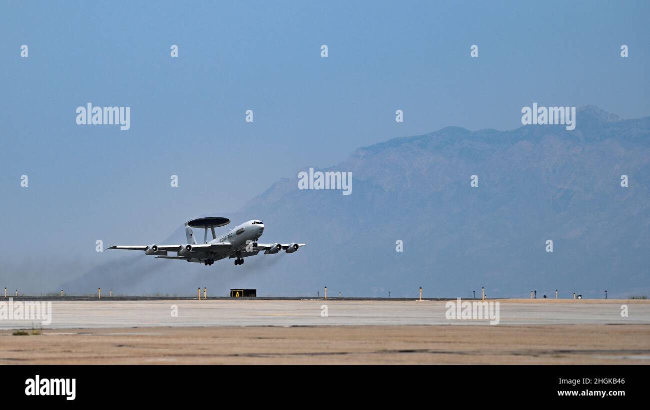 Les pilotes E-3 Sentry affectés à l'escadron de contrôle aérien aéroporté 963rd effectuent un entraînement « touch and Go » à la base aérienne de Hill, Utah, le 31 août 2021.Les 963rd étaient à Hill pour un exercice de combat Agile.À Hill, l'unité a travaillé avec le 729th Escadron de contrôle aérien et le 4th Escadron de génération de chasseurs de la 388th Escadre Fighter. Banque D'Images