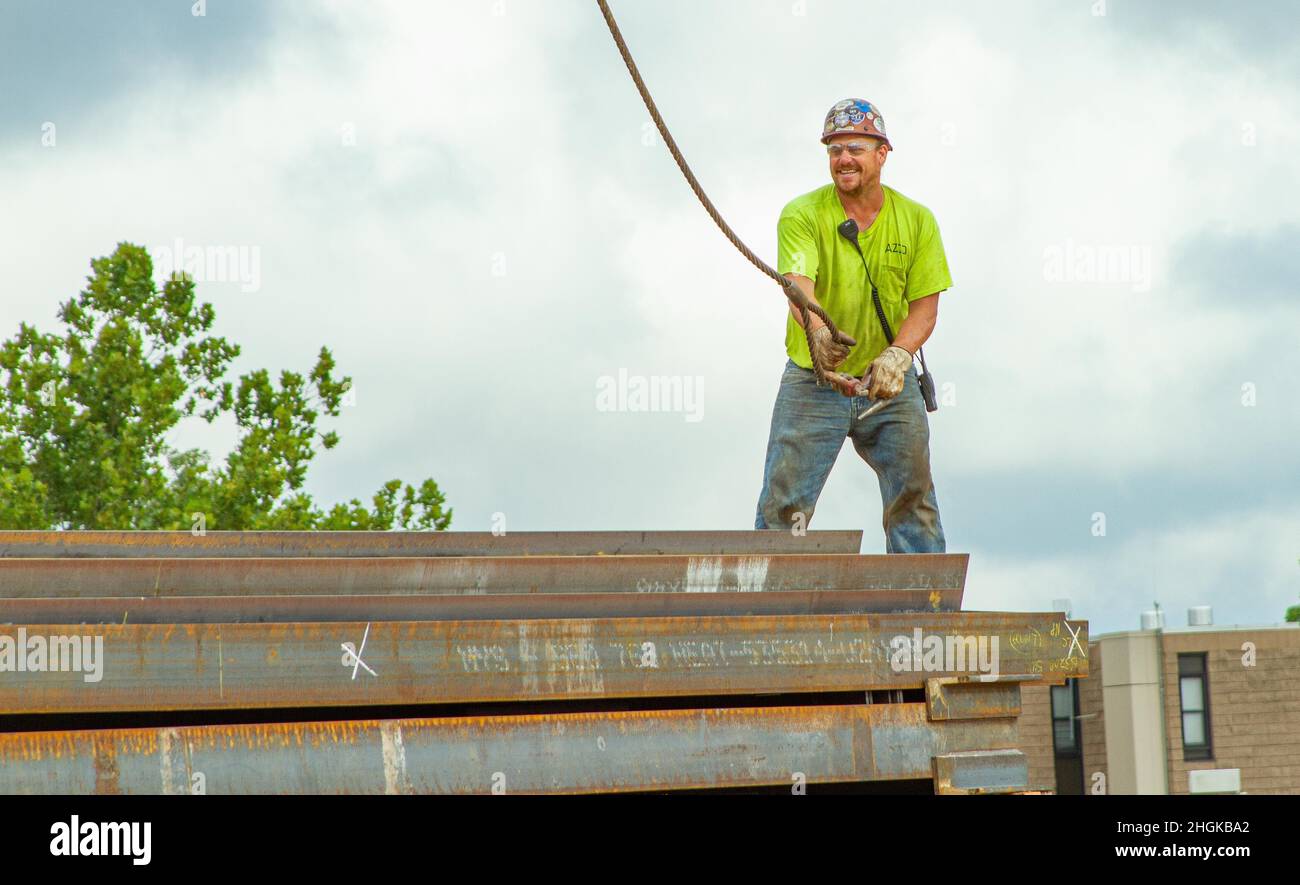Un entrepreneur du U.S. Army corps of Engineers, Kansas City District Missouri Resident Office Hospital attache un crochet de grue à un morceau d'acier en vue du déplacer sur le site du nouvel hôpital de fort Leonard Wood, Missouri, le 1 septembre 2021. Banque D'Images
