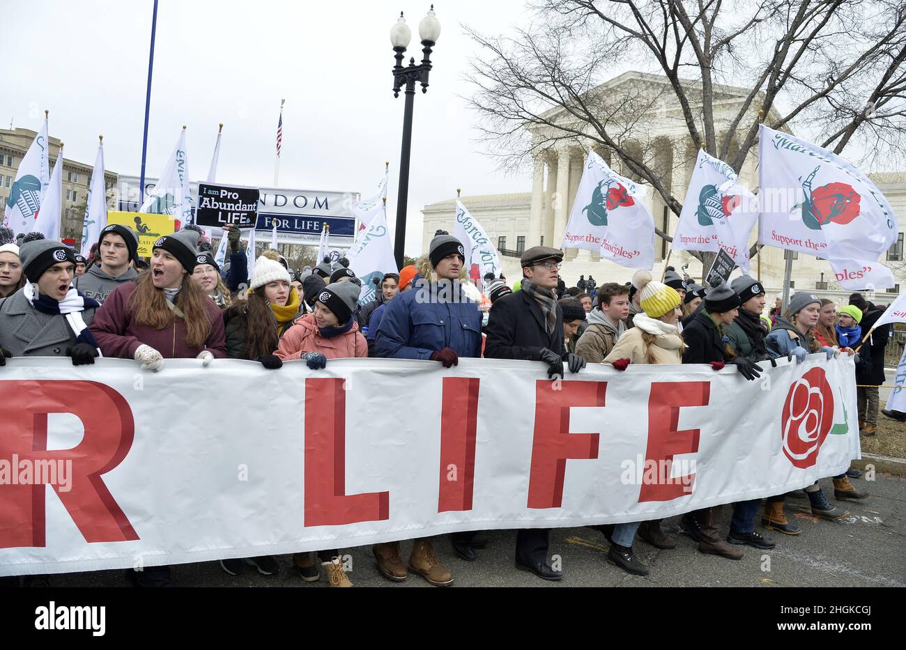Washington DC, États-Unis.21st janvier 2022.Mars pour la vie des manifestants défilent devant la Cour suprême pour protester contre Roe v Wade, sur Capitol Hill, le vendredi 21 janvier 2022 à Washington,CC.Le rassemblement pro-vie marque l'anniversaire de la décision de la Cour suprême autorisant l'avortement.Photo de Mike Theiler/UPI crédit: UPI/Alay Live News Banque D'Images